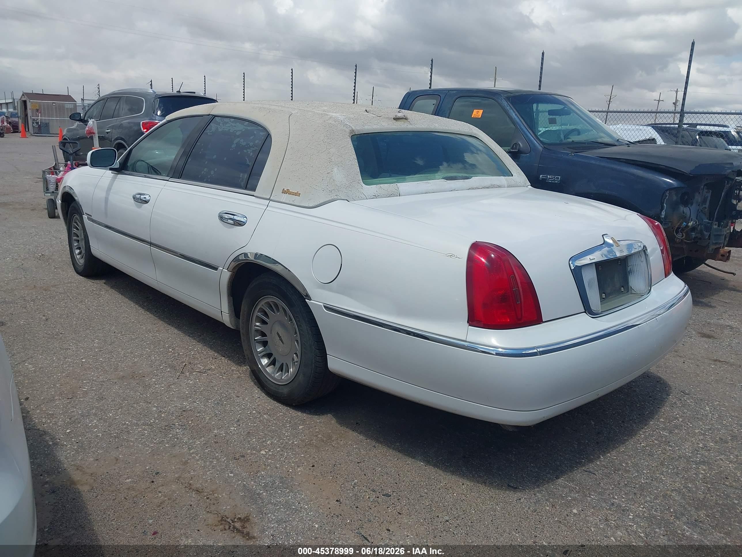 1998 Lincoln Town Car Cartier Белый vin: 1LNFM83W4WY692041