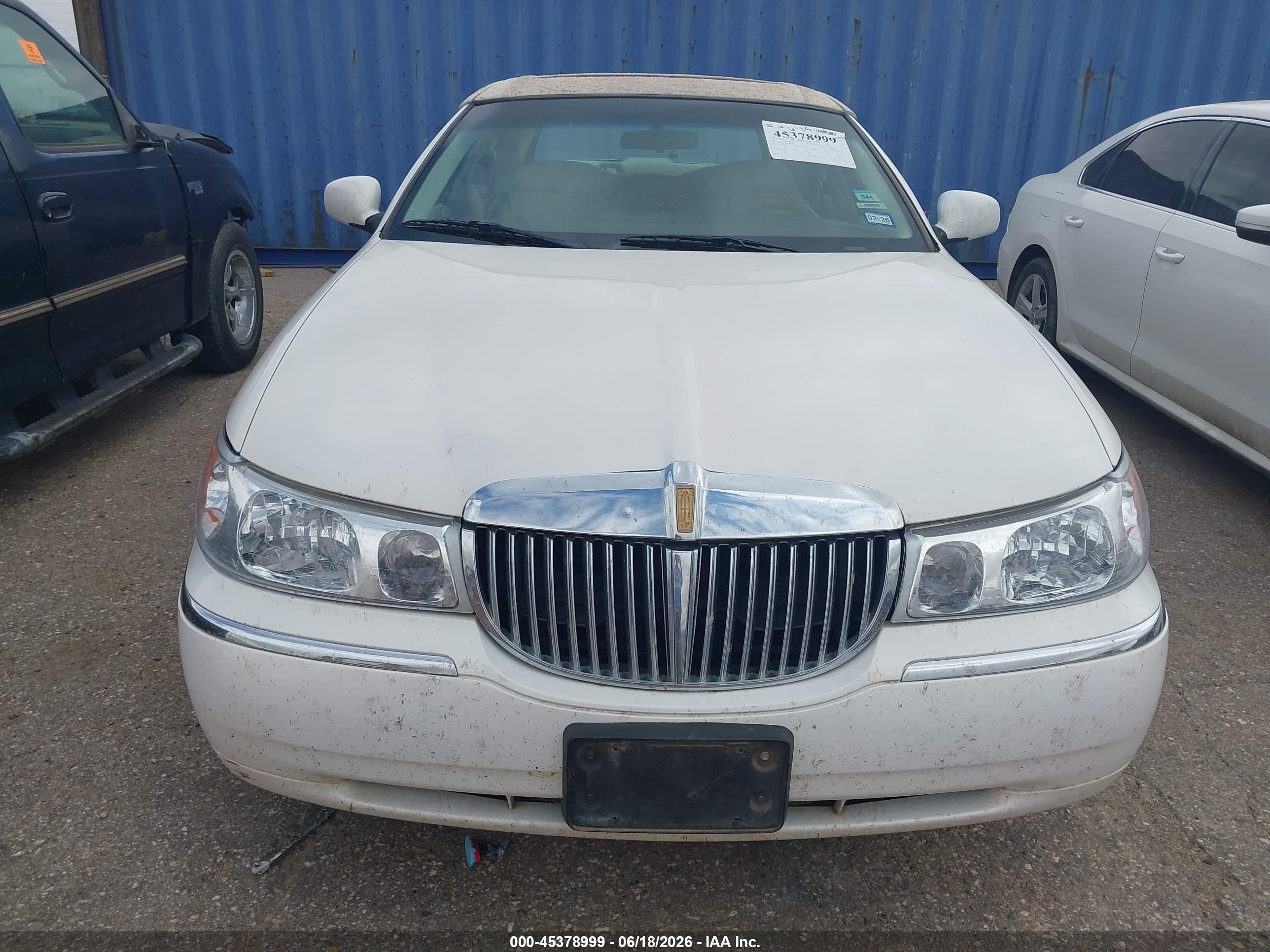 1998 Lincoln Town Car Cartier Белый vin: 1LNFM83W4WY692041