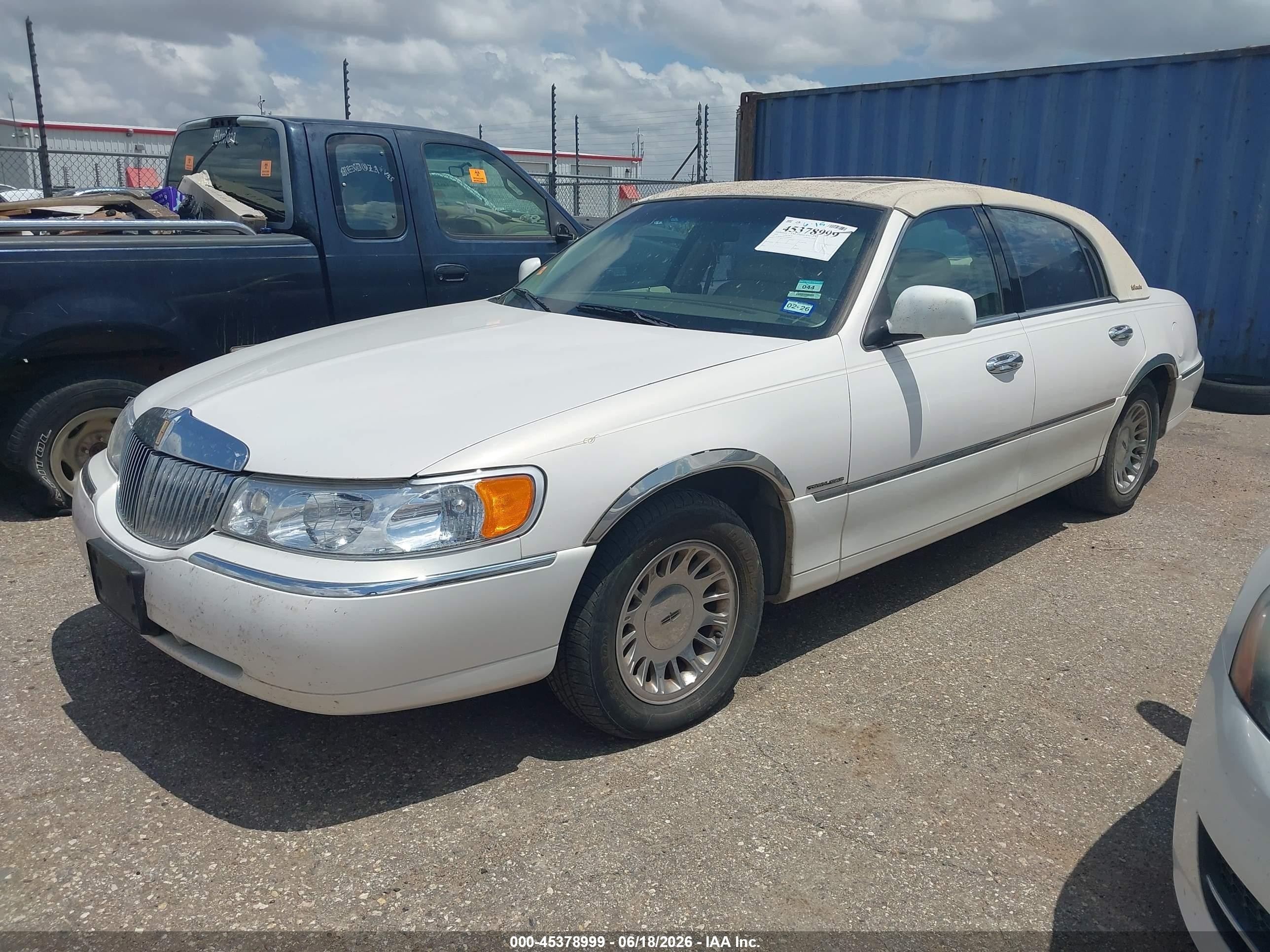 1998 Lincoln Town Car Cartier Белый vin: 1LNFM83W4WY692041