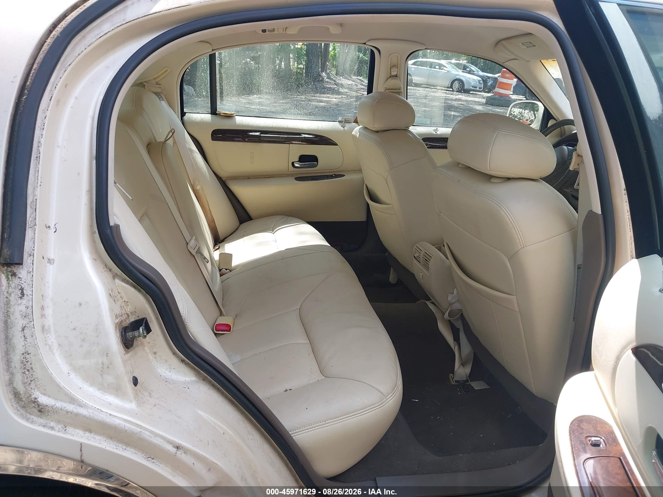 1998 Lincoln Town Car Cartier Cream vin: 1LNFM83W5WY681906