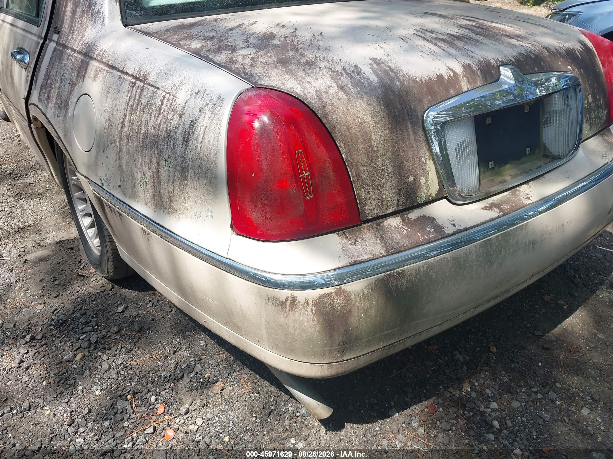 1998 Lincoln Town Car Cartier Cream vin: 1LNFM83W5WY681906