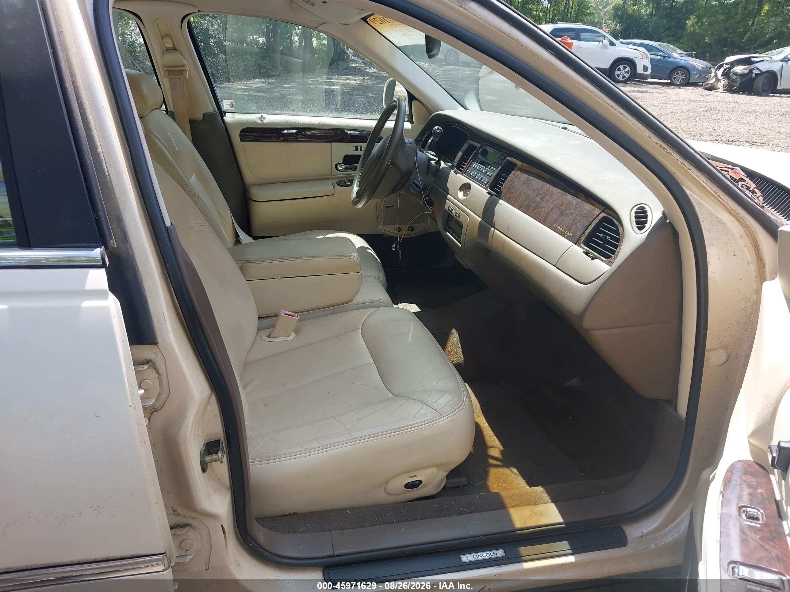 1998 Lincoln Town Car Cartier Cream vin: 1LNFM83W5WY681906