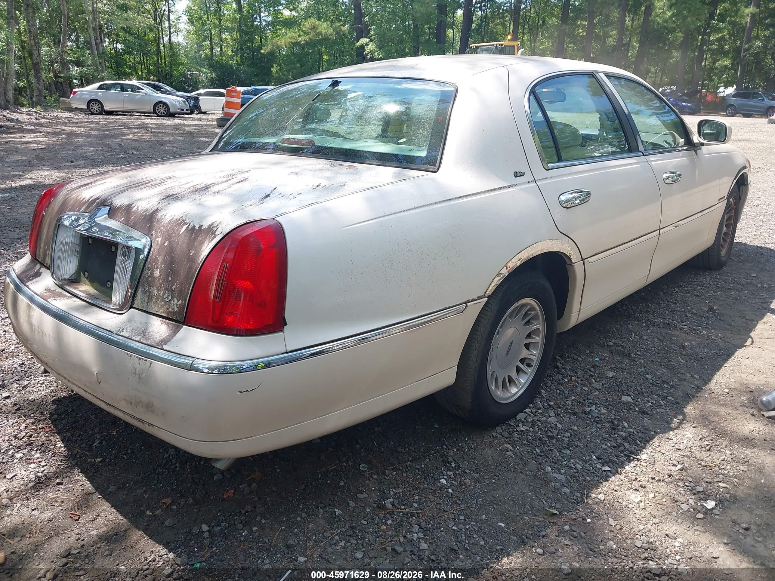 1998 Lincoln Town Car Cartier Cream vin: 1LNFM83W5WY681906
