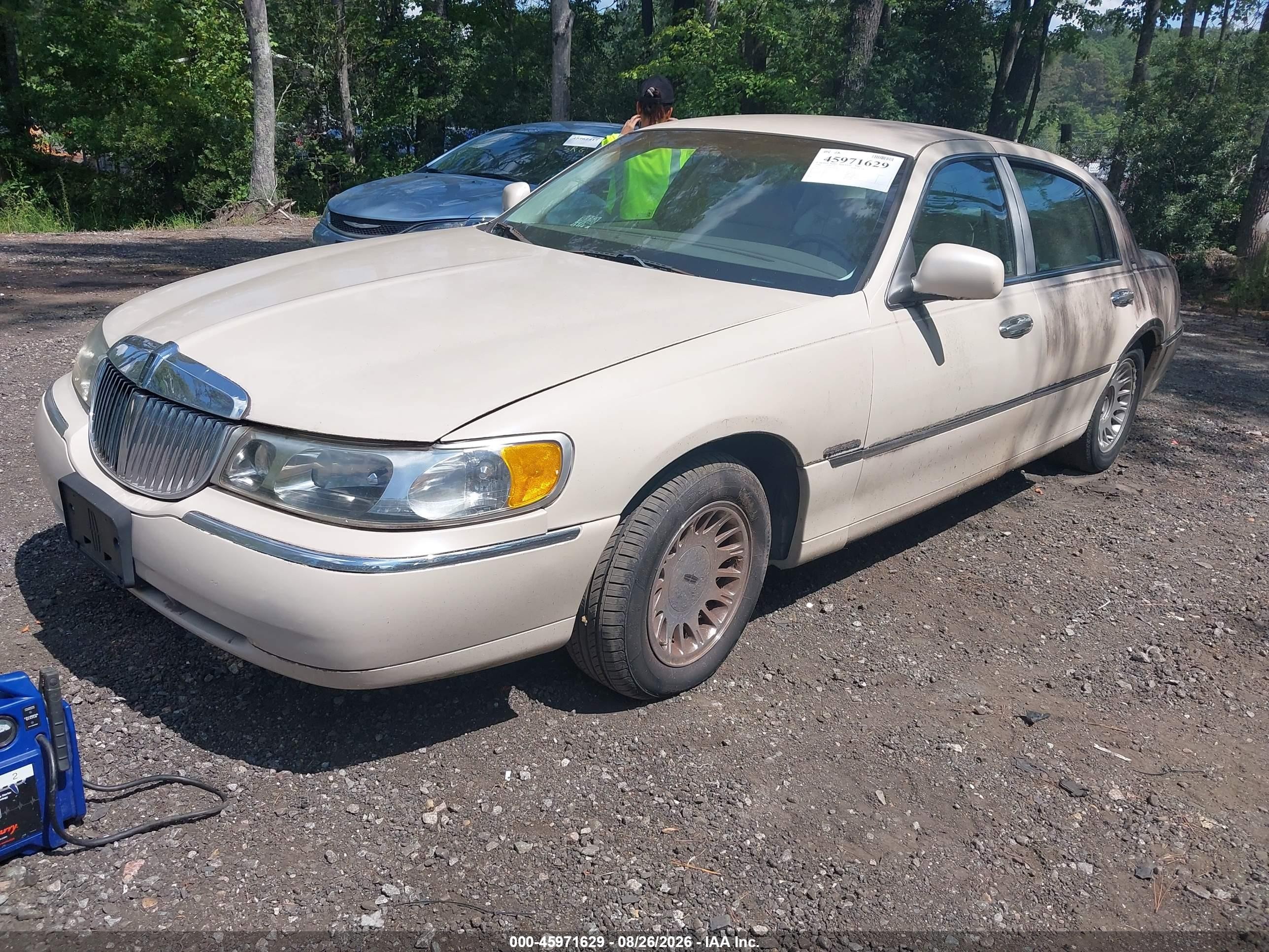 1998 Lincoln Town Car Cartier Cream vin: 1LNFM83W5WY681906