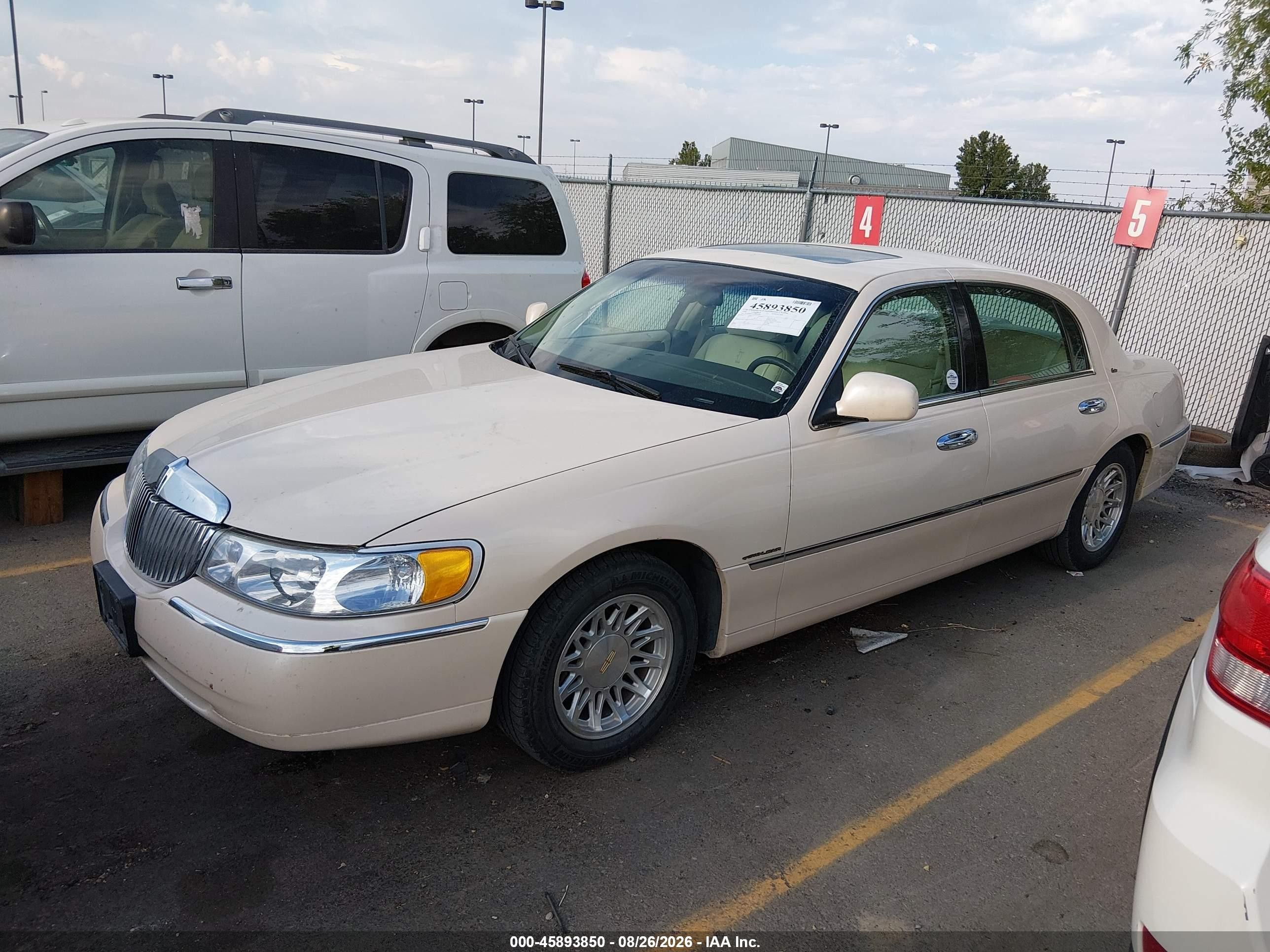 1998 Lincoln Town Car Cartier Cream vin: 1LNFM83WXWY714883
