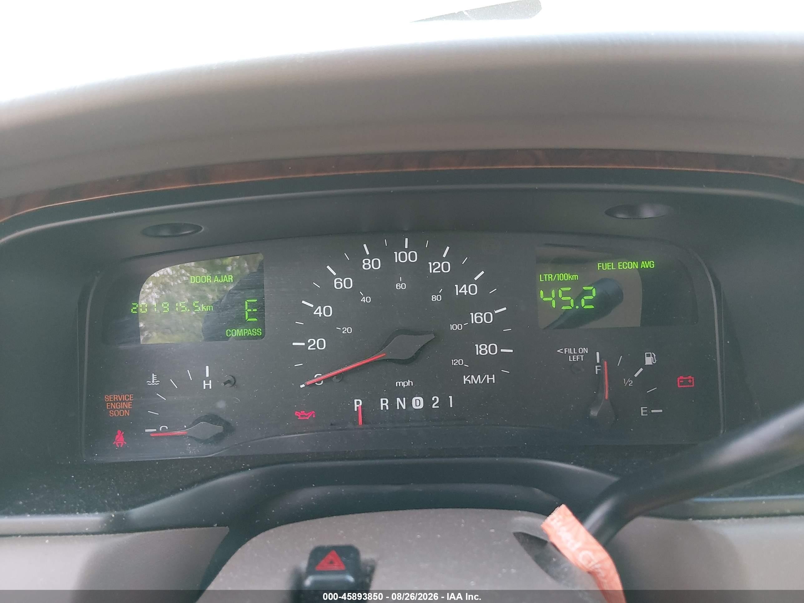 1998 Lincoln Town Car Cartier Cream vin: 1LNFM83WXWY714883