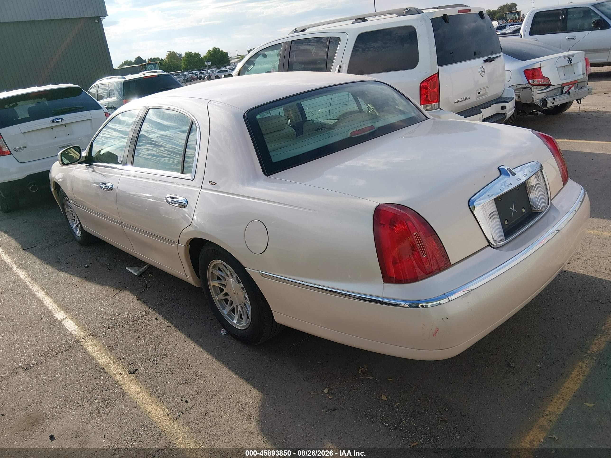 1998 Lincoln Town Car Cartier Cream vin: 1LNFM83WXWY714883