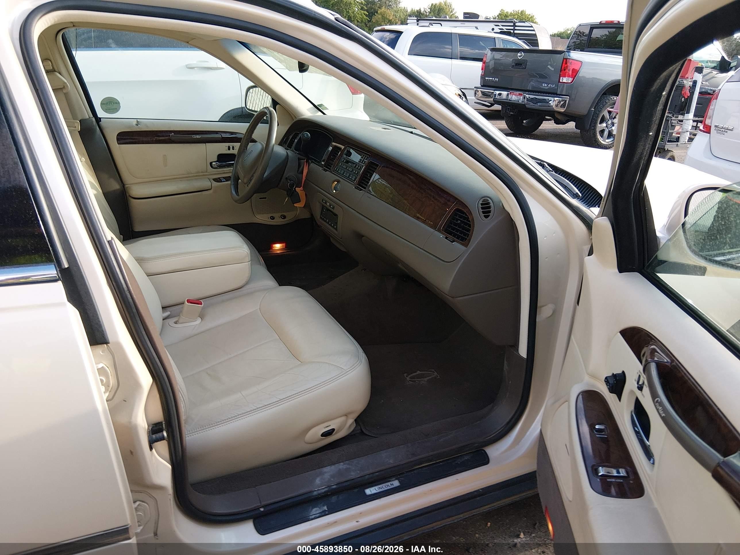 1998 Lincoln Town Car Cartier Cream vin: 1LNFM83WXWY714883