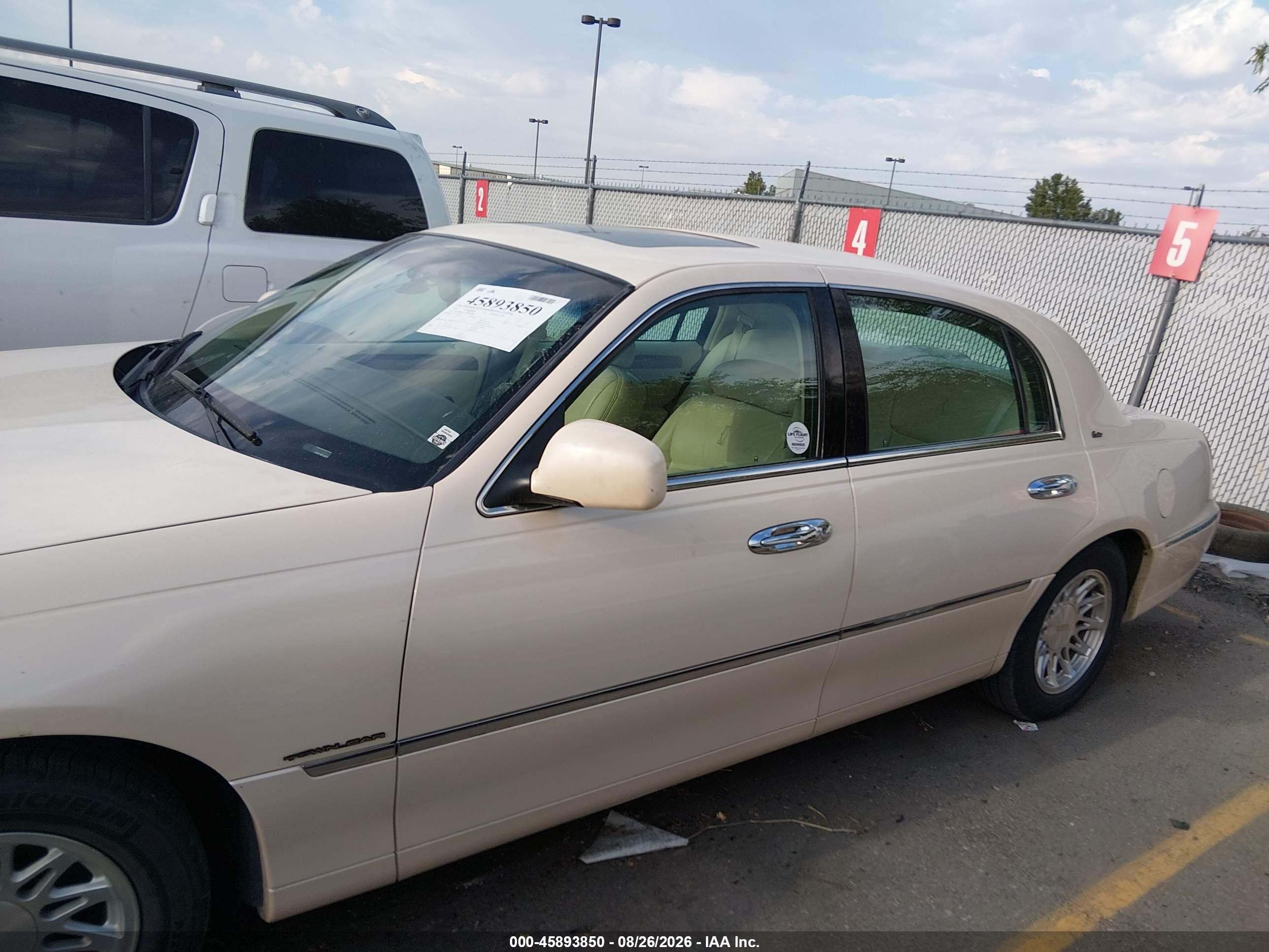 1998 Lincoln Town Car Cartier Cream vin: 1LNFM83WXWY714883