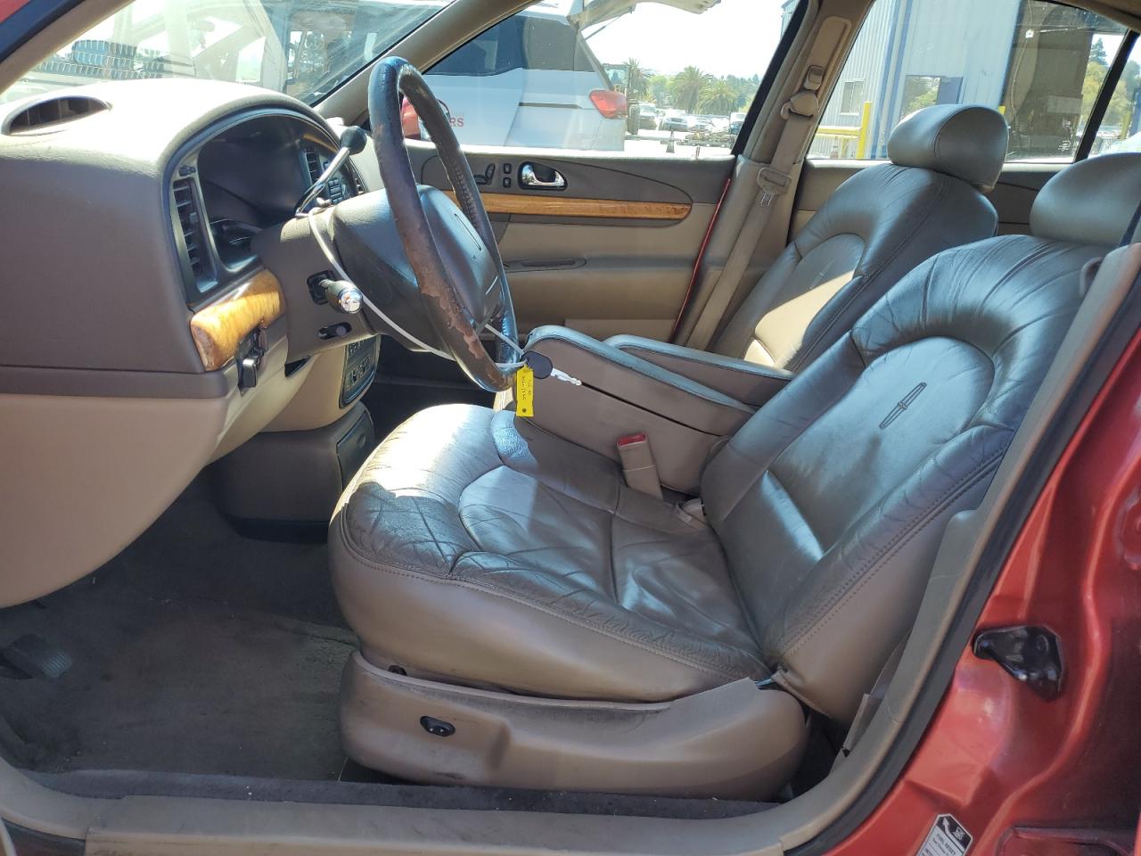 1998 Lincoln Continental Red vin: 1LNFM97V0WY605789