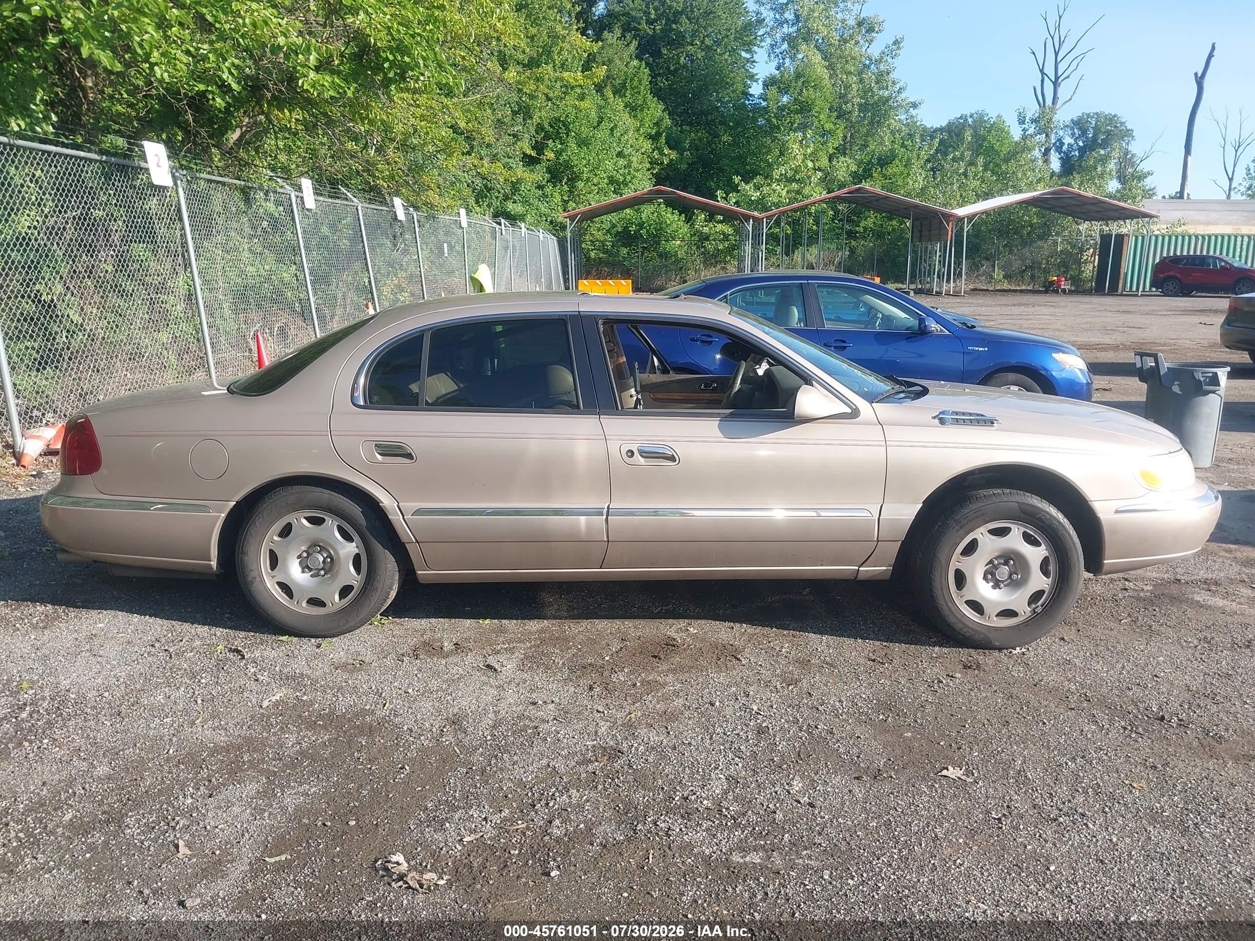1998 Lincoln Continental   Gold vin: 1LNFM97V0WY735782