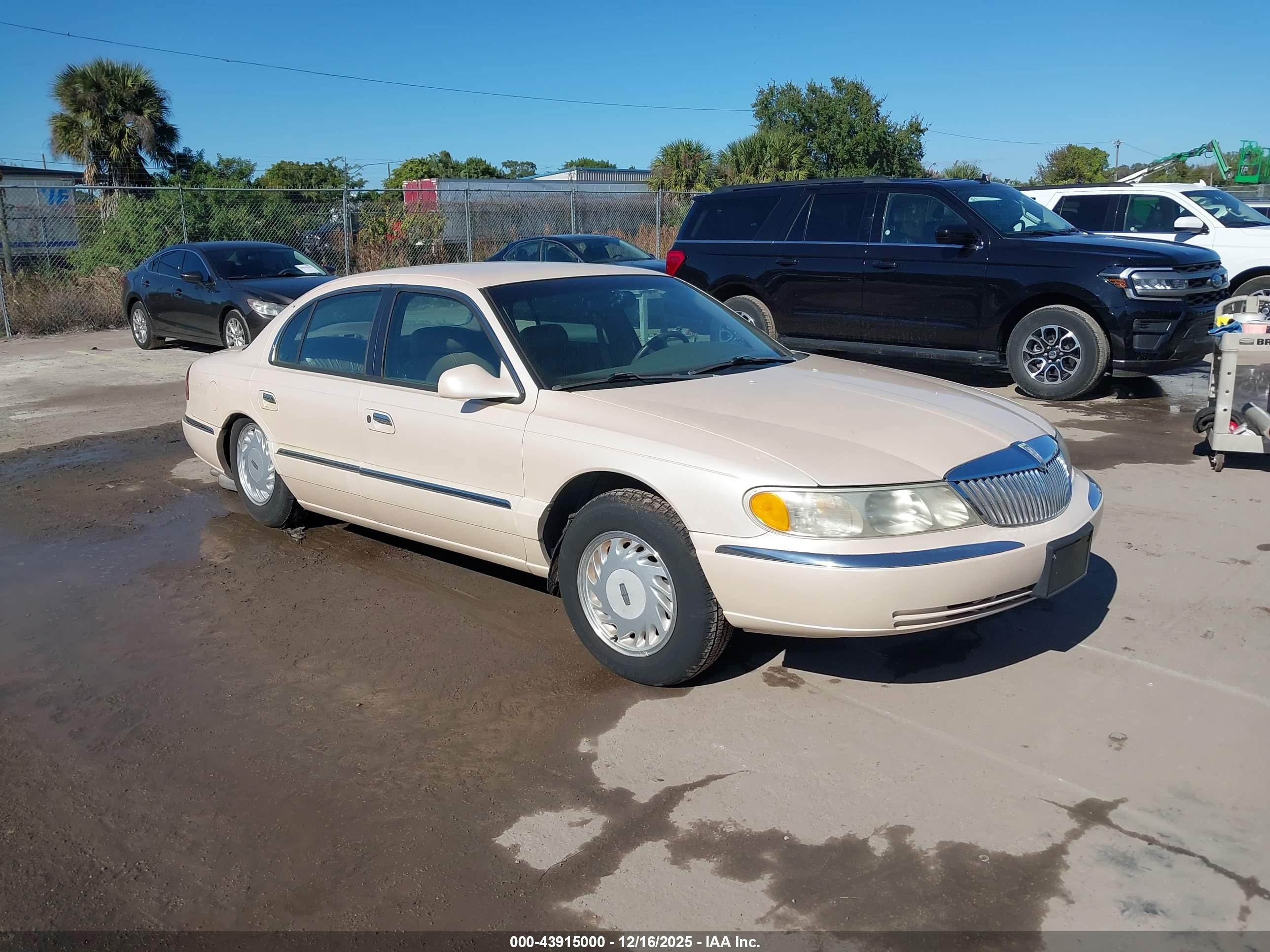 1998 Lincoln Continental   Beige vin: 1LNFM97V2WY738067