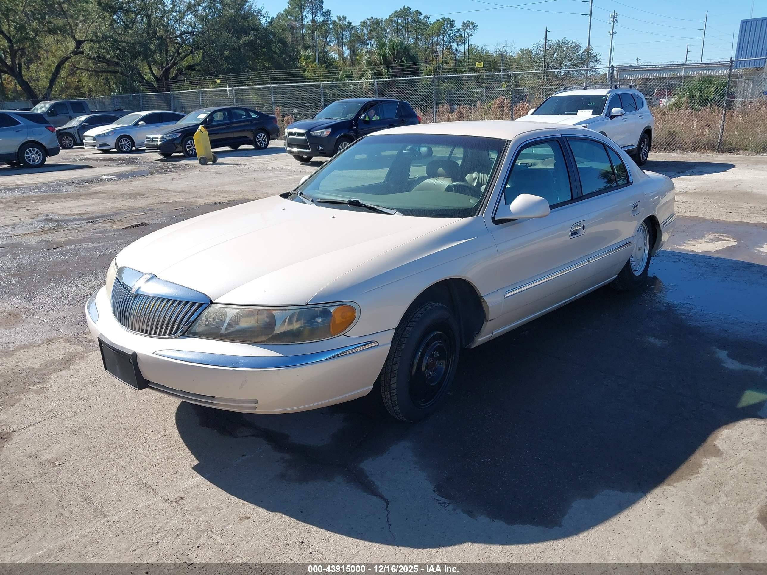 1998 Lincoln Continental   Beige vin: 1LNFM97V2WY738067