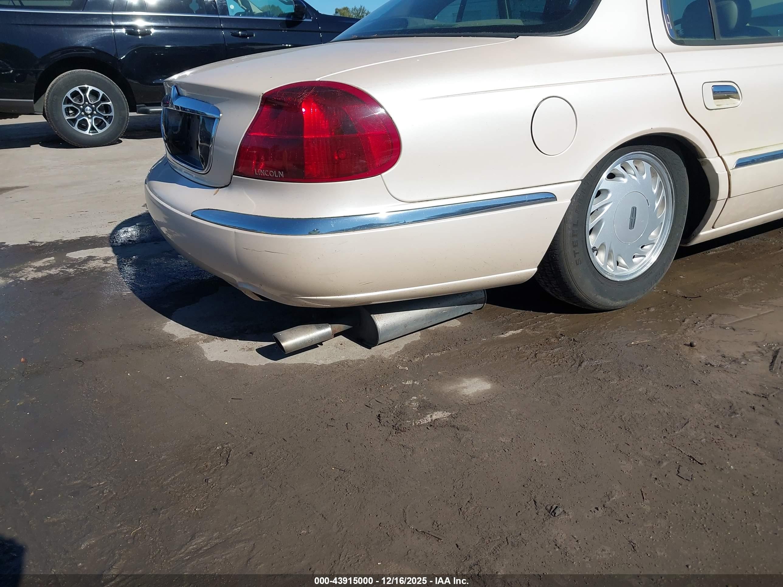 1998 Lincoln Continental   Beige vin: 1LNFM97V2WY738067