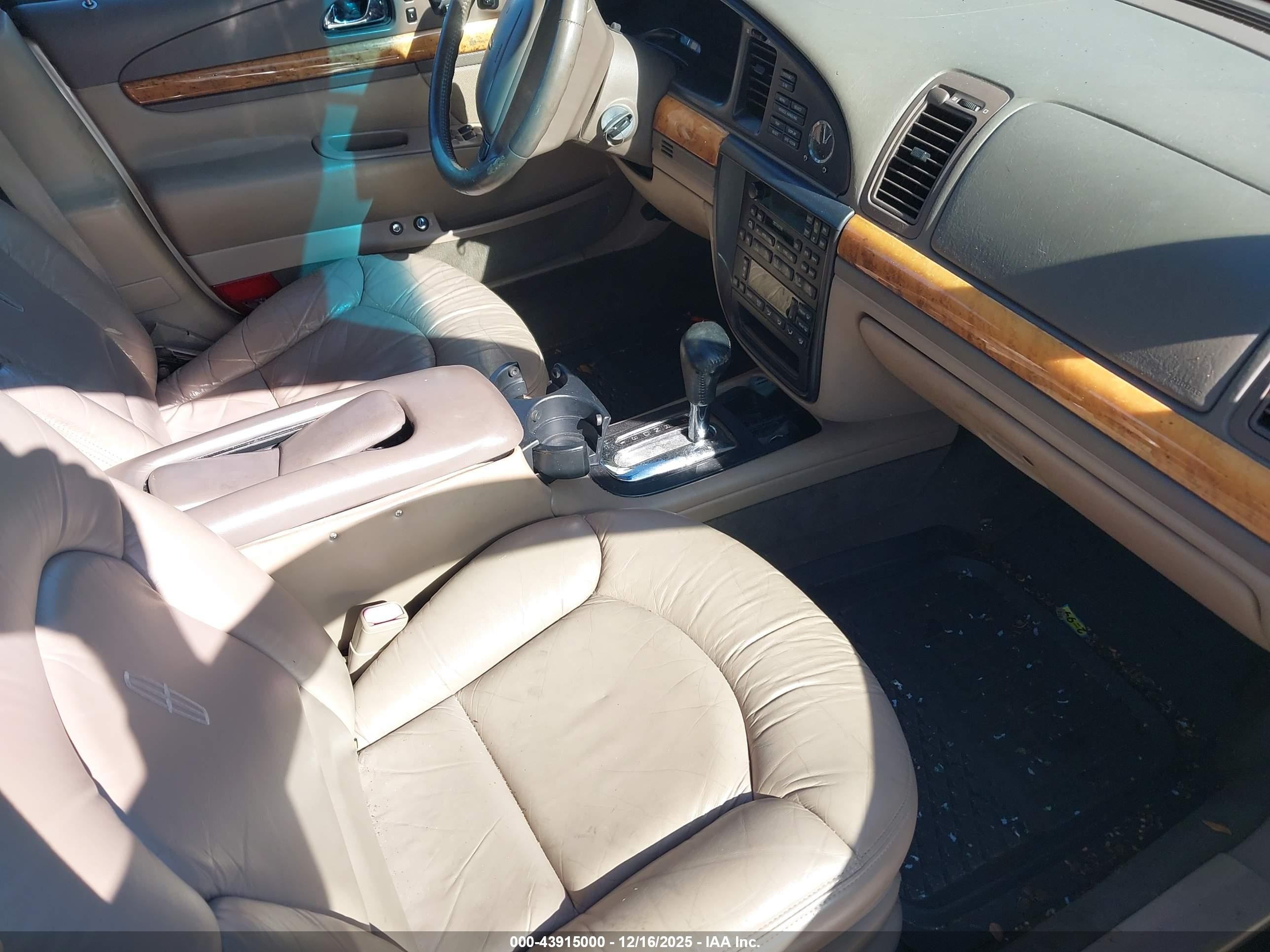 1998 Lincoln Continental   Beige vin: 1LNFM97V2WY738067