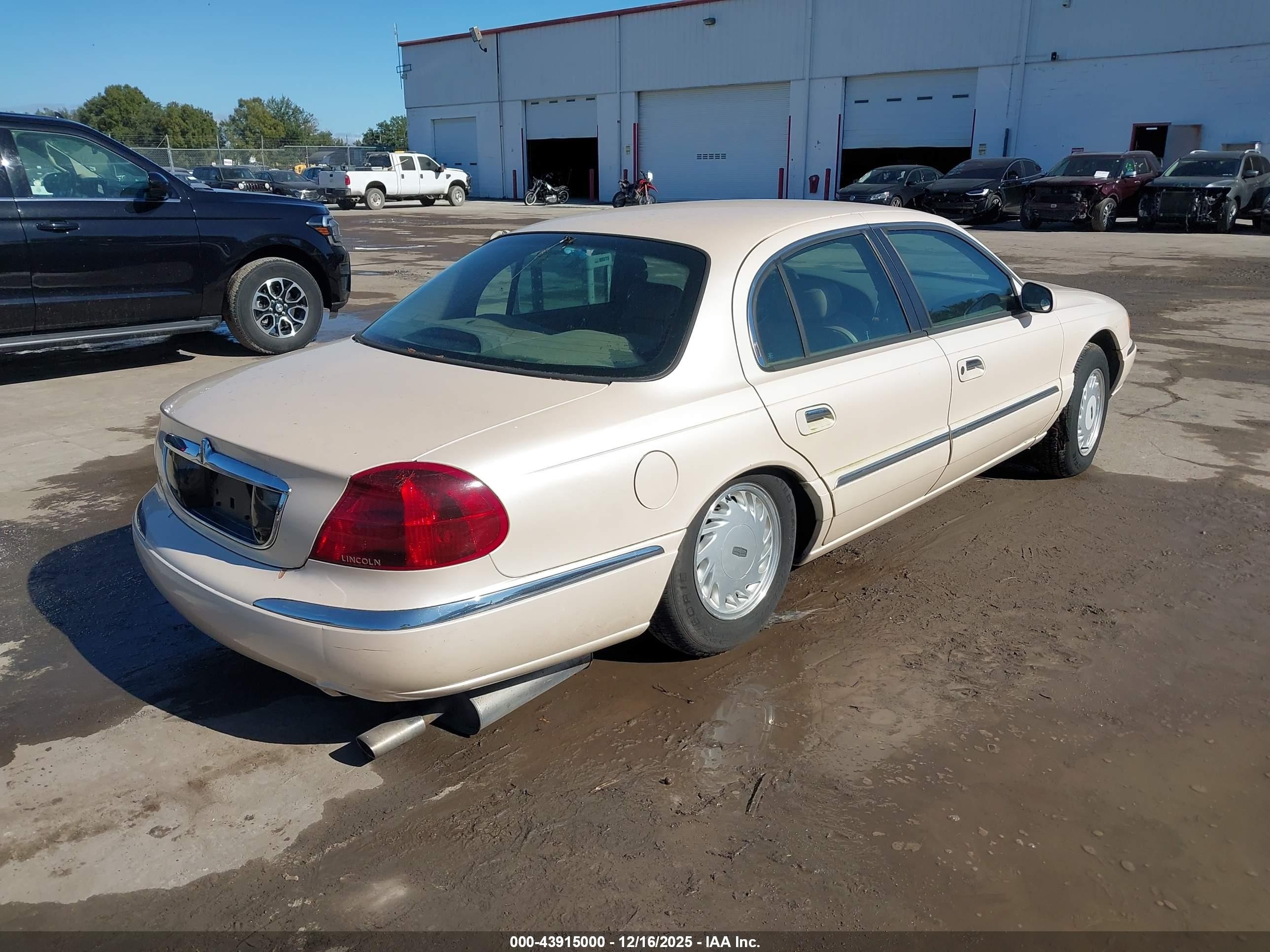 1998 Lincoln Continental   Beige vin: 1LNFM97V2WY738067