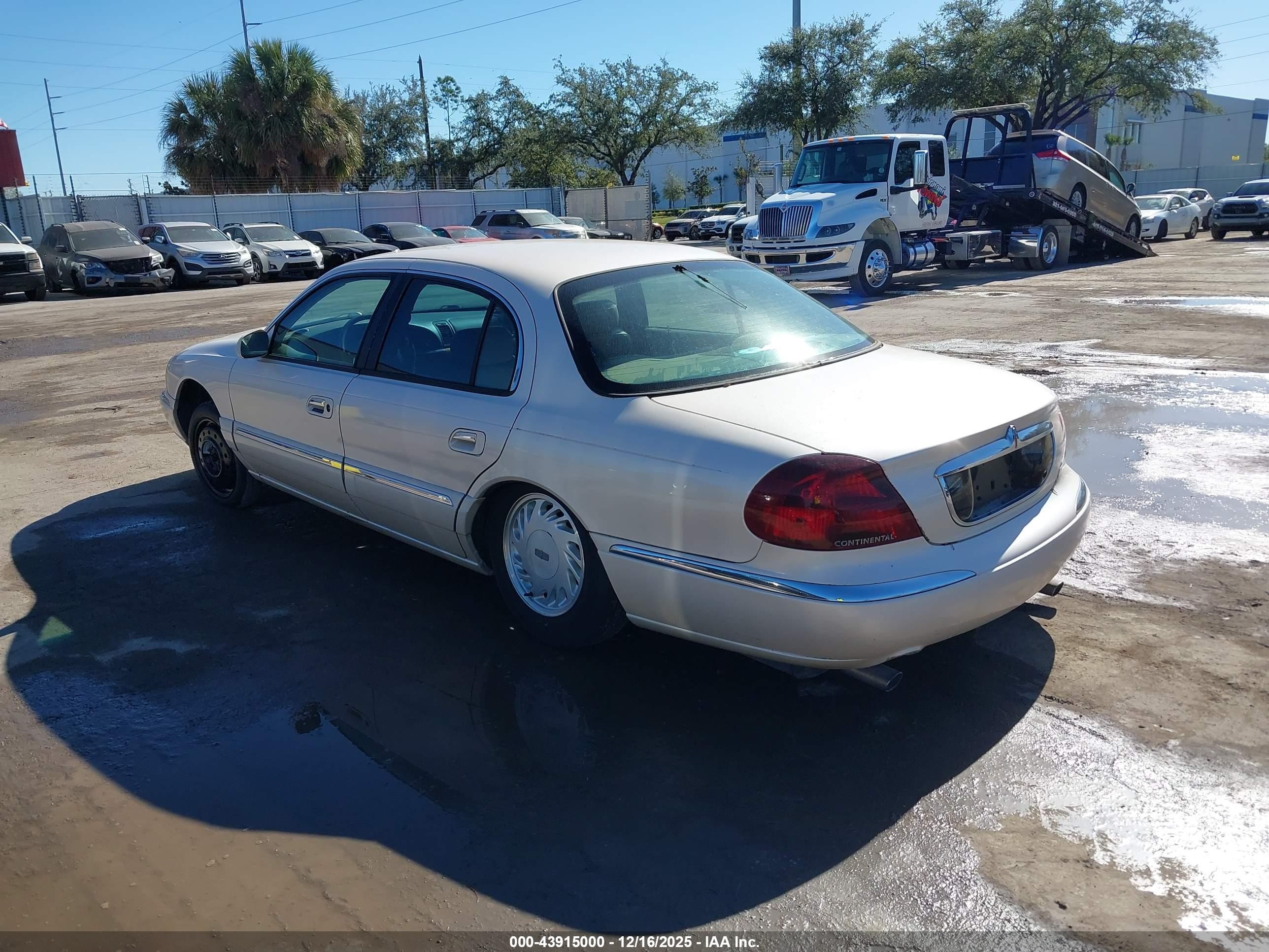1998 Lincoln Continental   Beige vin: 1LNFM97V2WY738067