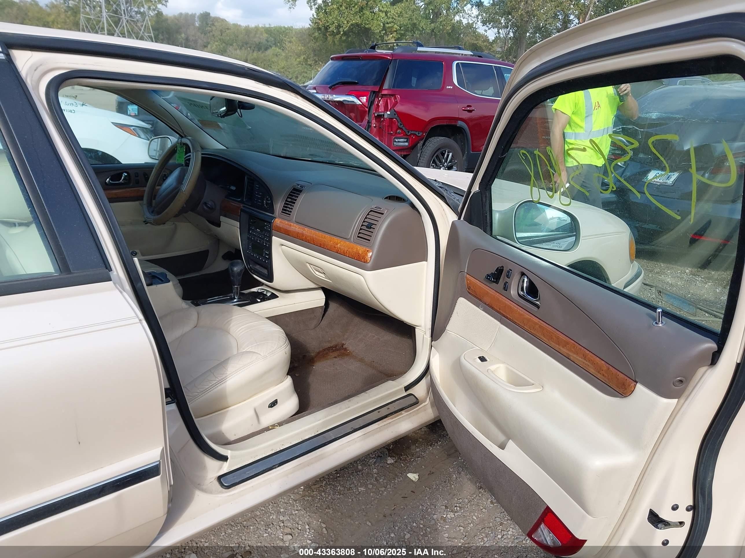 1998 Lincoln Continental   Cream vin: 1LNFM97V4WY633563