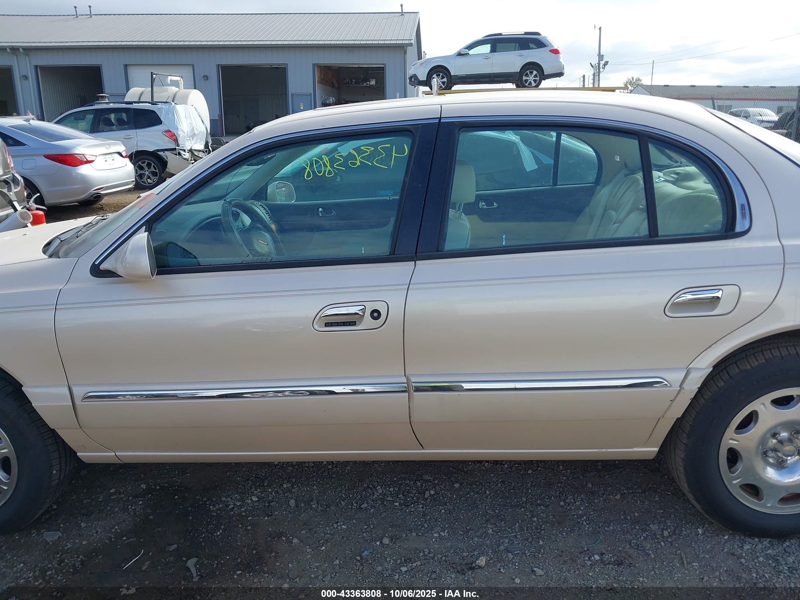 1998 Lincoln Continental   Cream vin: 1LNFM97V4WY633563