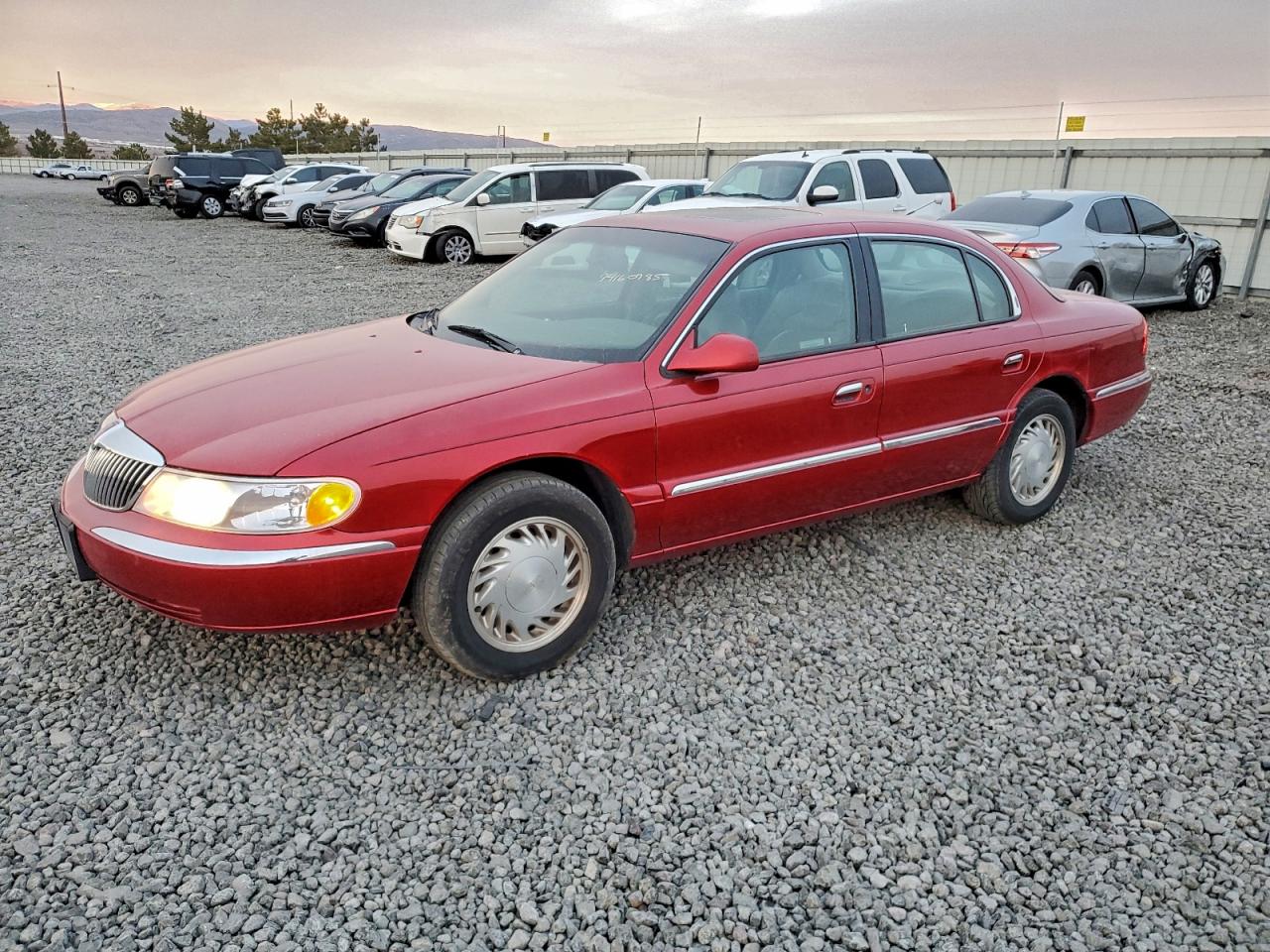 1998 Lincoln Continental Red vin: 1LNFM97V8WY605717