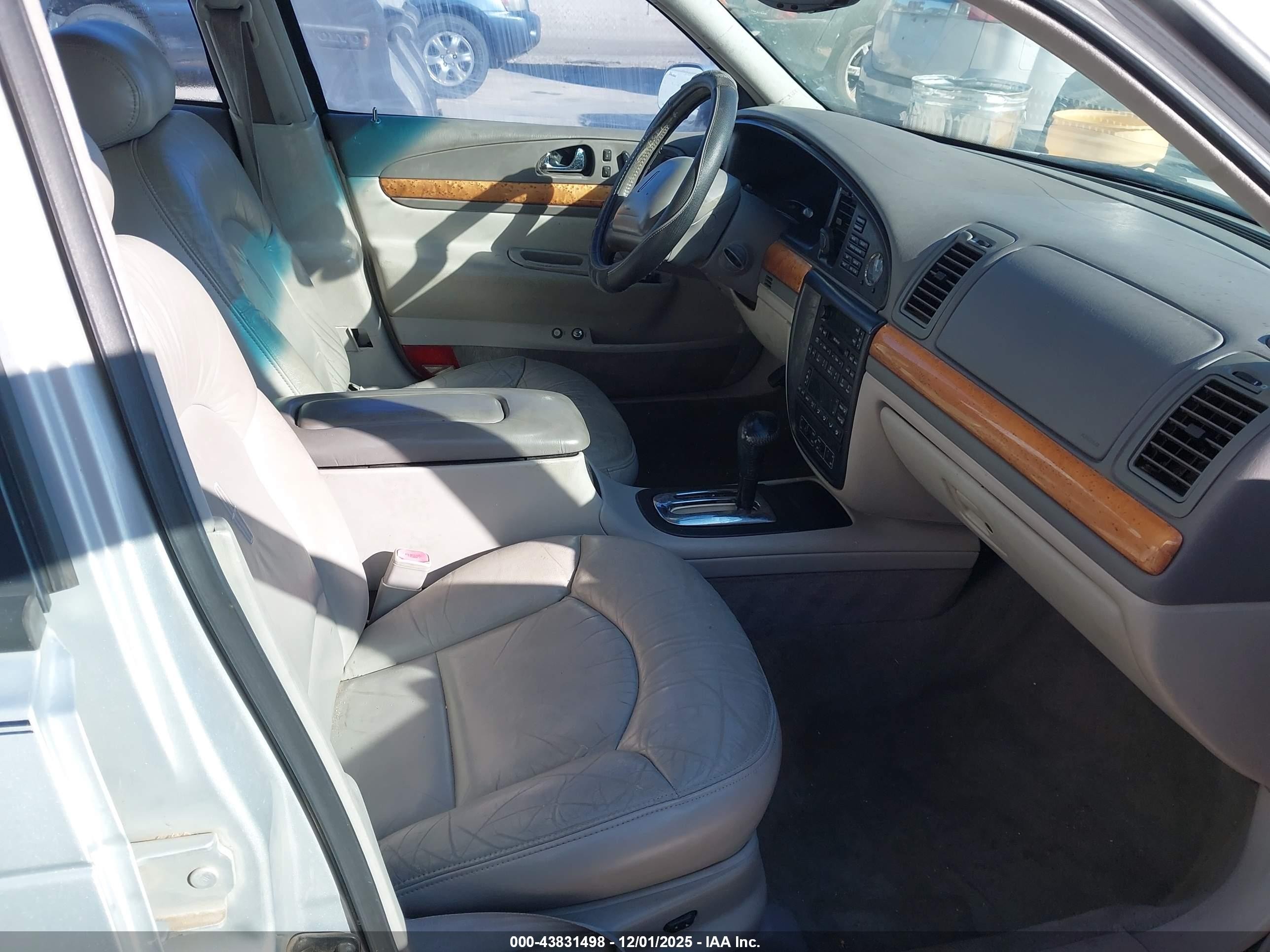 1998 Lincoln Continental   Silver vin: 1LNFM97V8WY637860