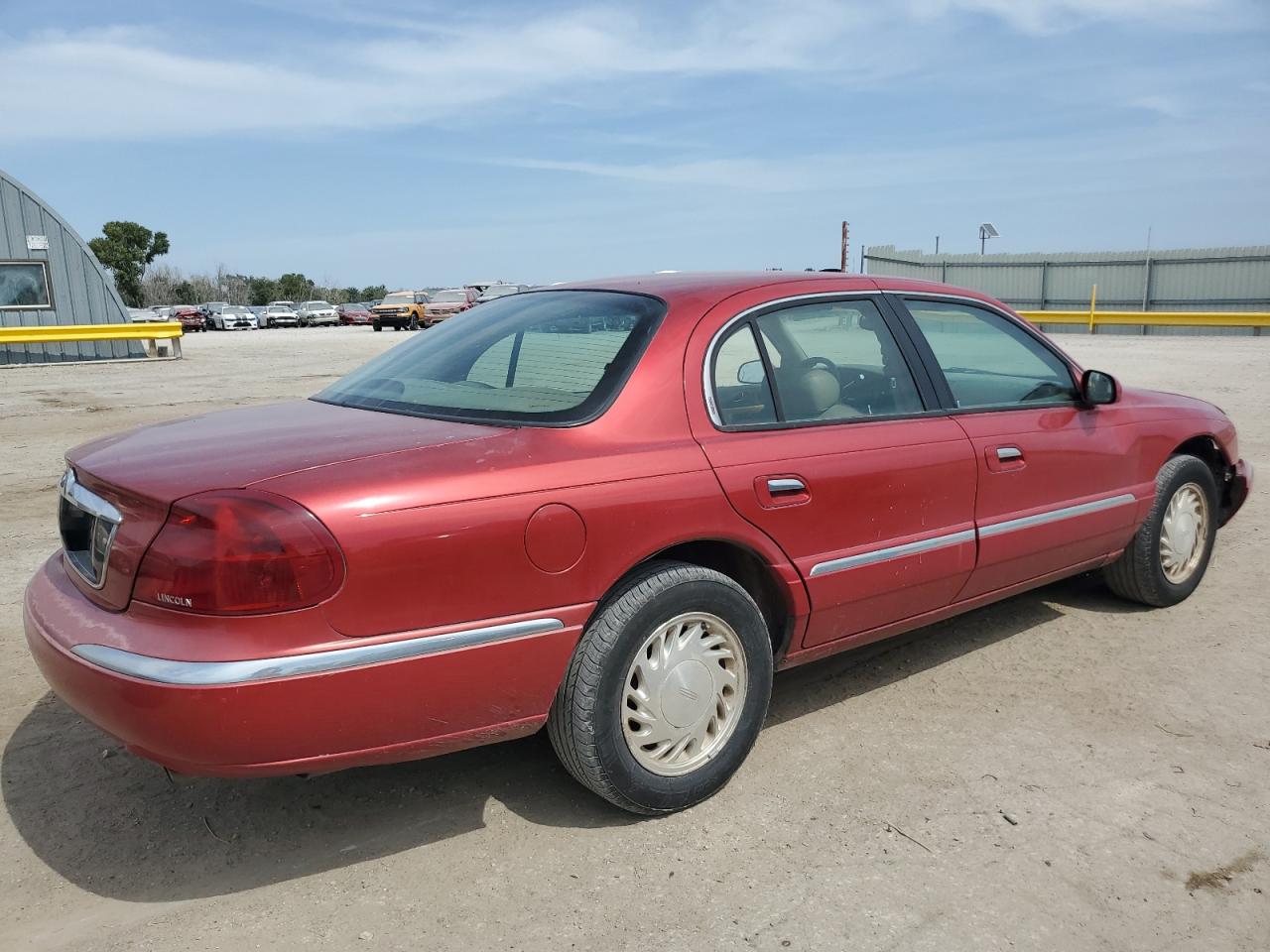 1998 Lincoln Continental Red vin: 1LNFM97V9WY685061