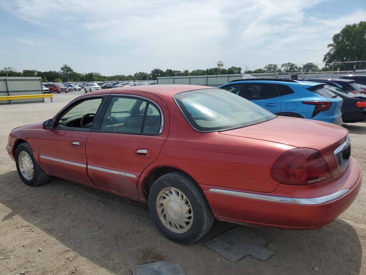 1998 Lincoln Continental Red vin: 1LNFM97V9WY685061
