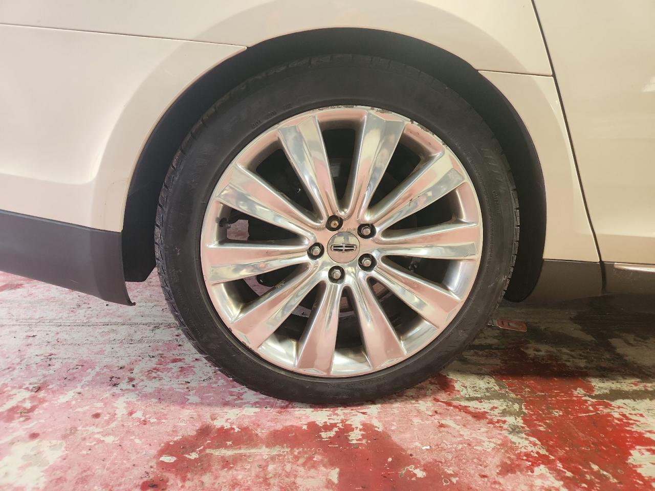 2013 Lincoln Mks White vin: 1LNHL9FTXDG616412 Damage: Right Rear Wheel, Curb Rash, > 12 Inches