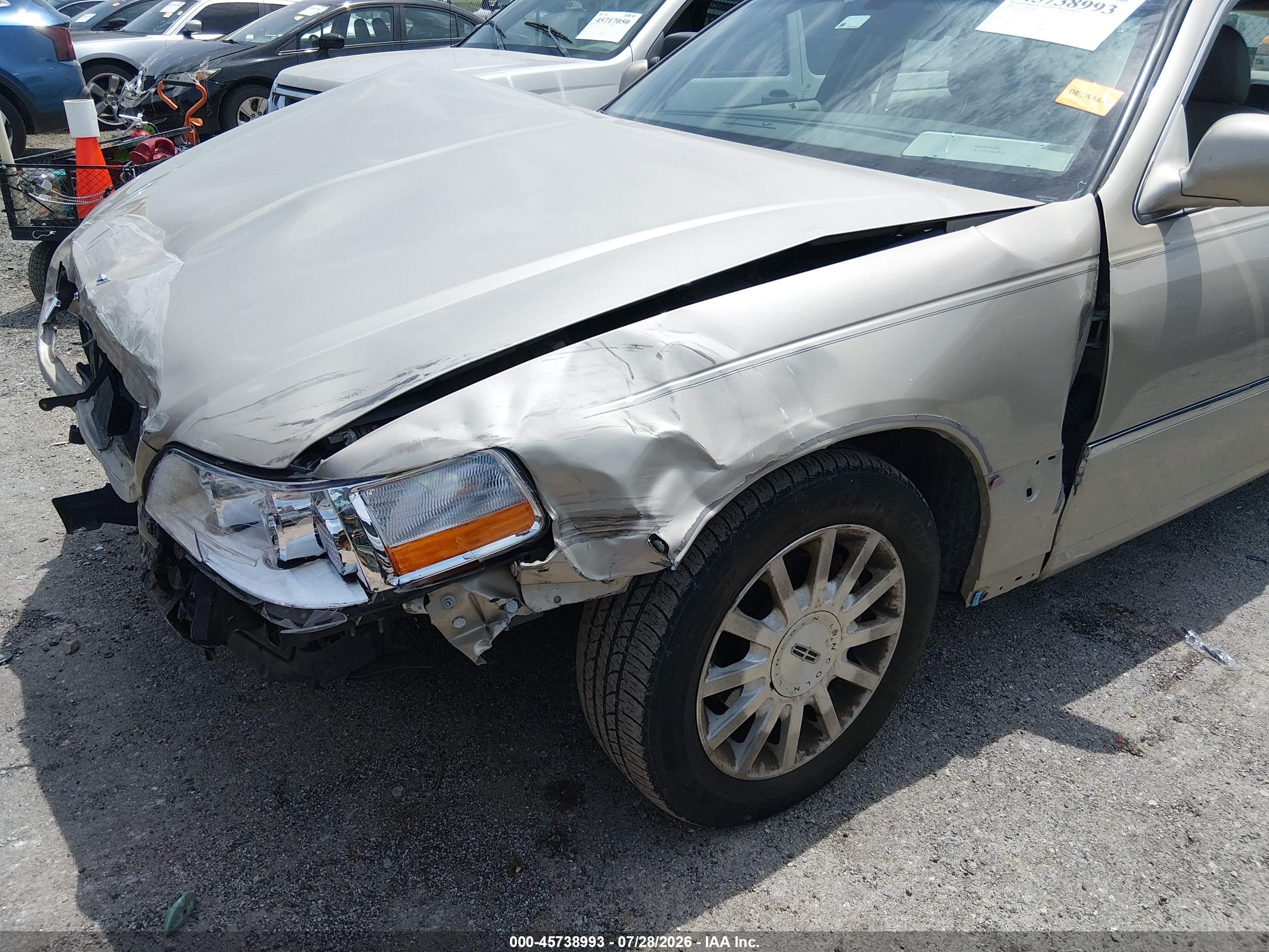 2006 Lincoln Town Car Signature Tan vin: 1LNHM81V06Y611474