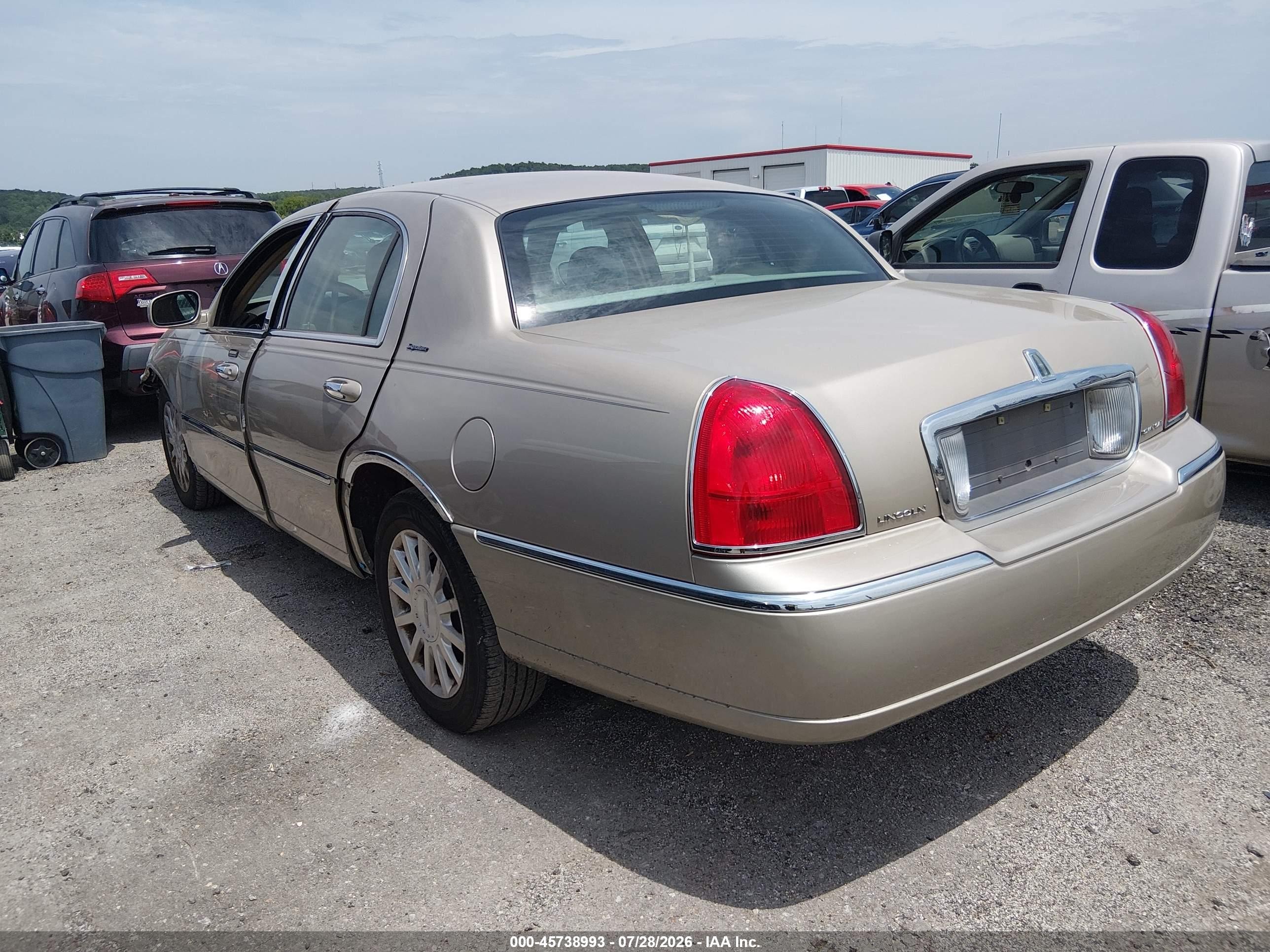 2006 Lincoln Town Car Signature Tan vin: 1LNHM81V06Y611474