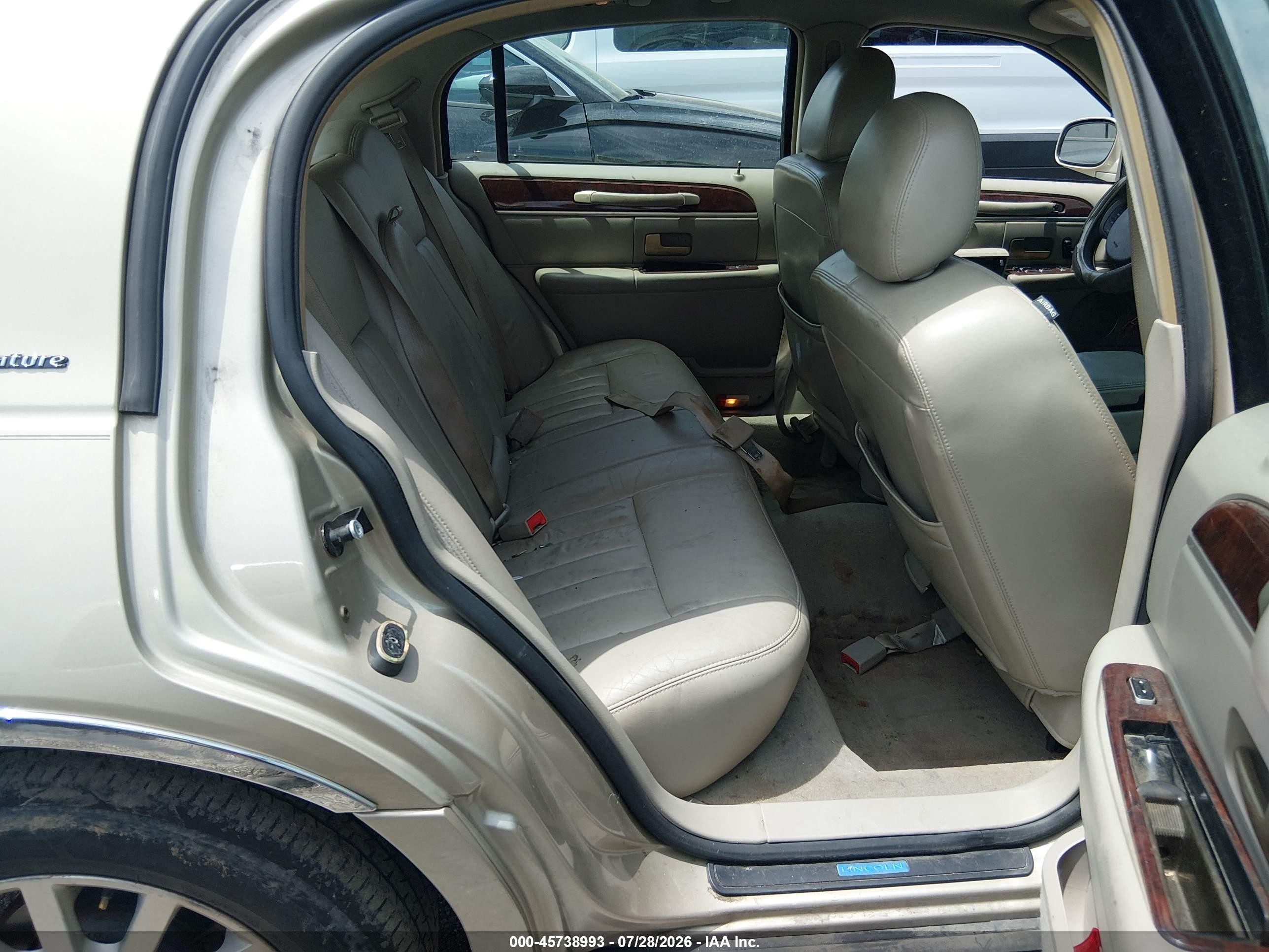 2006 Lincoln Town Car Signature Tan vin: 1LNHM81V06Y611474