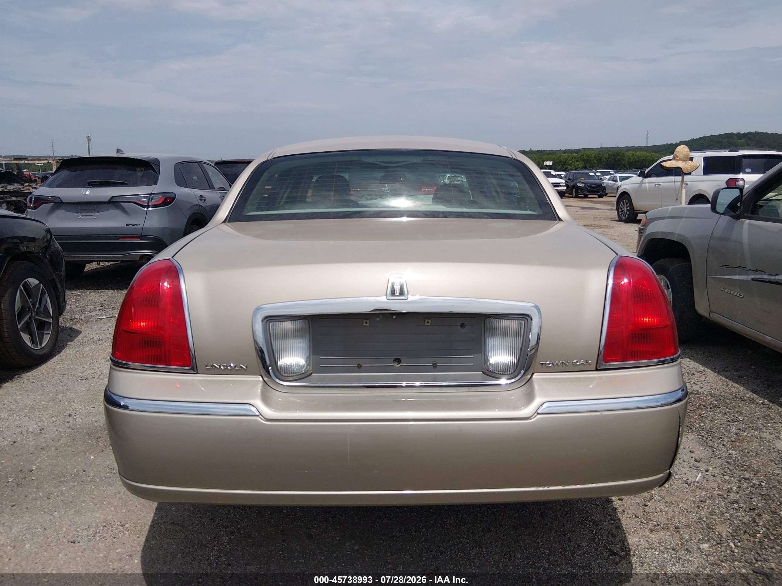 2006 Lincoln Town Car Signature Tan vin: 1LNHM81V06Y611474