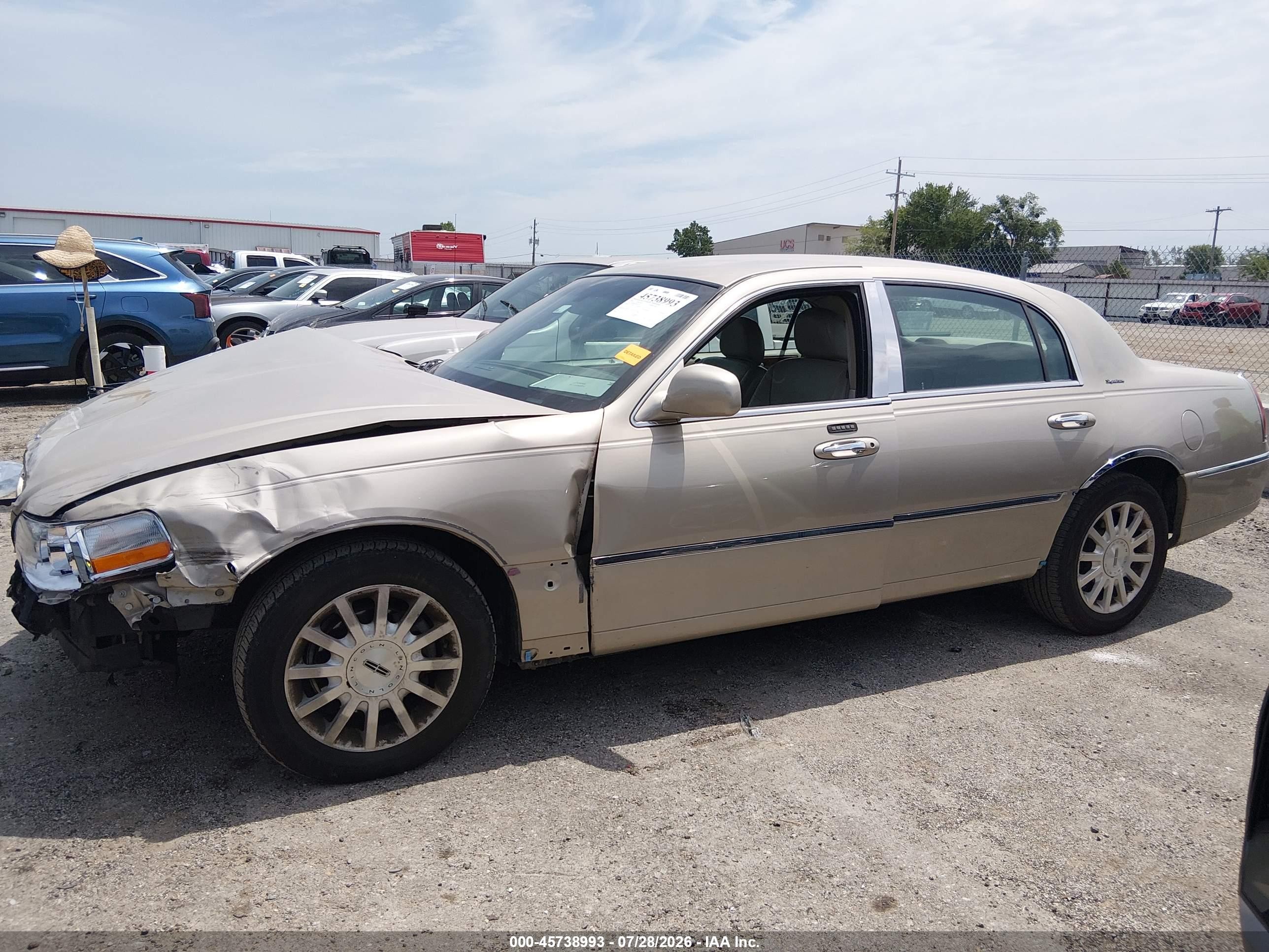 2006 Lincoln Town Car Signature Tan vin: 1LNHM81V06Y611474