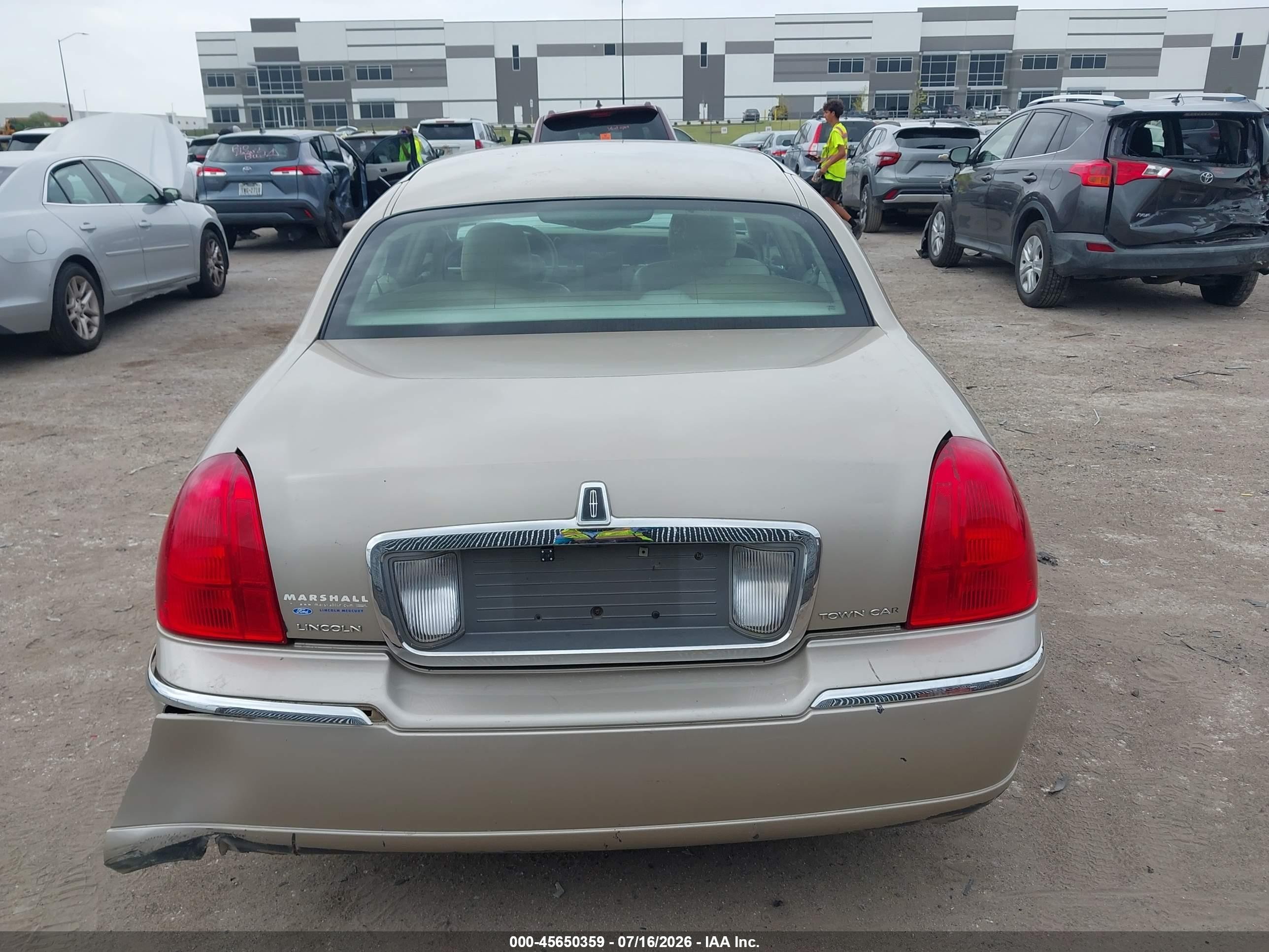 2007 Lincoln Town Car Signature Gold vin: 1LNHM81V07Y624033