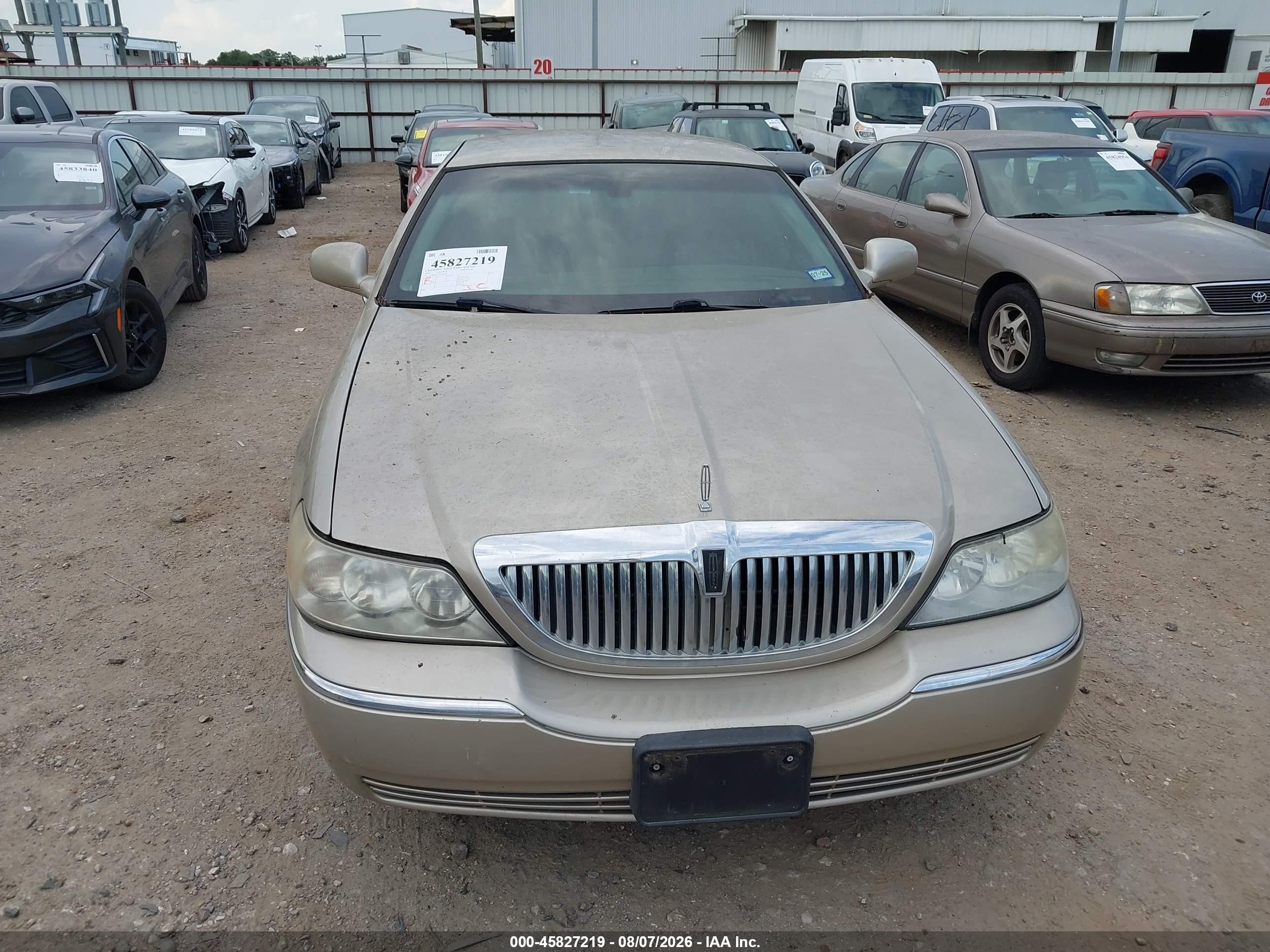 2006 Lincoln Town Car Signature Gold vin: 1LNHM81V26Y620189