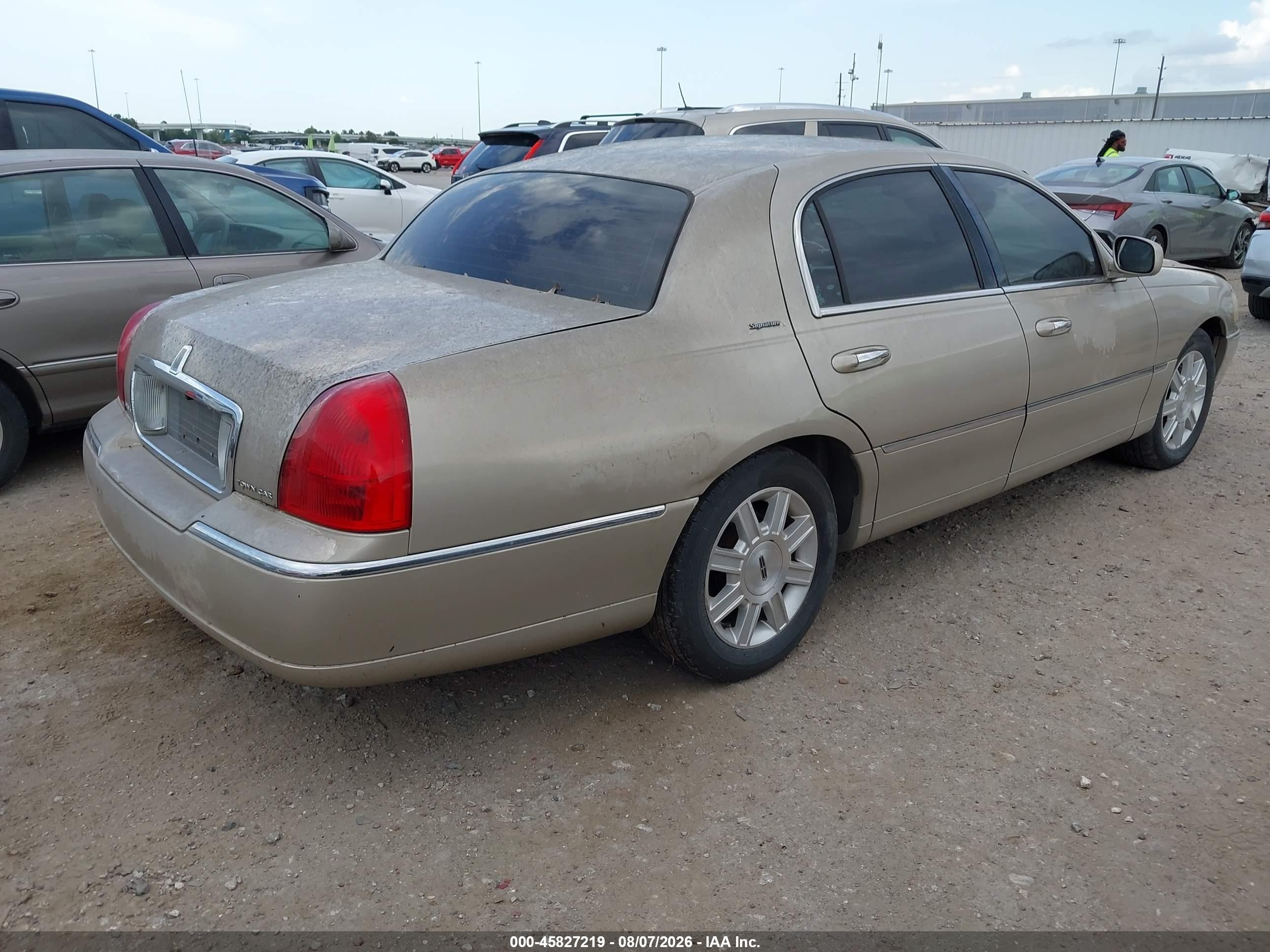 2006 Lincoln Town Car Signature Gold vin: 1LNHM81V26Y620189