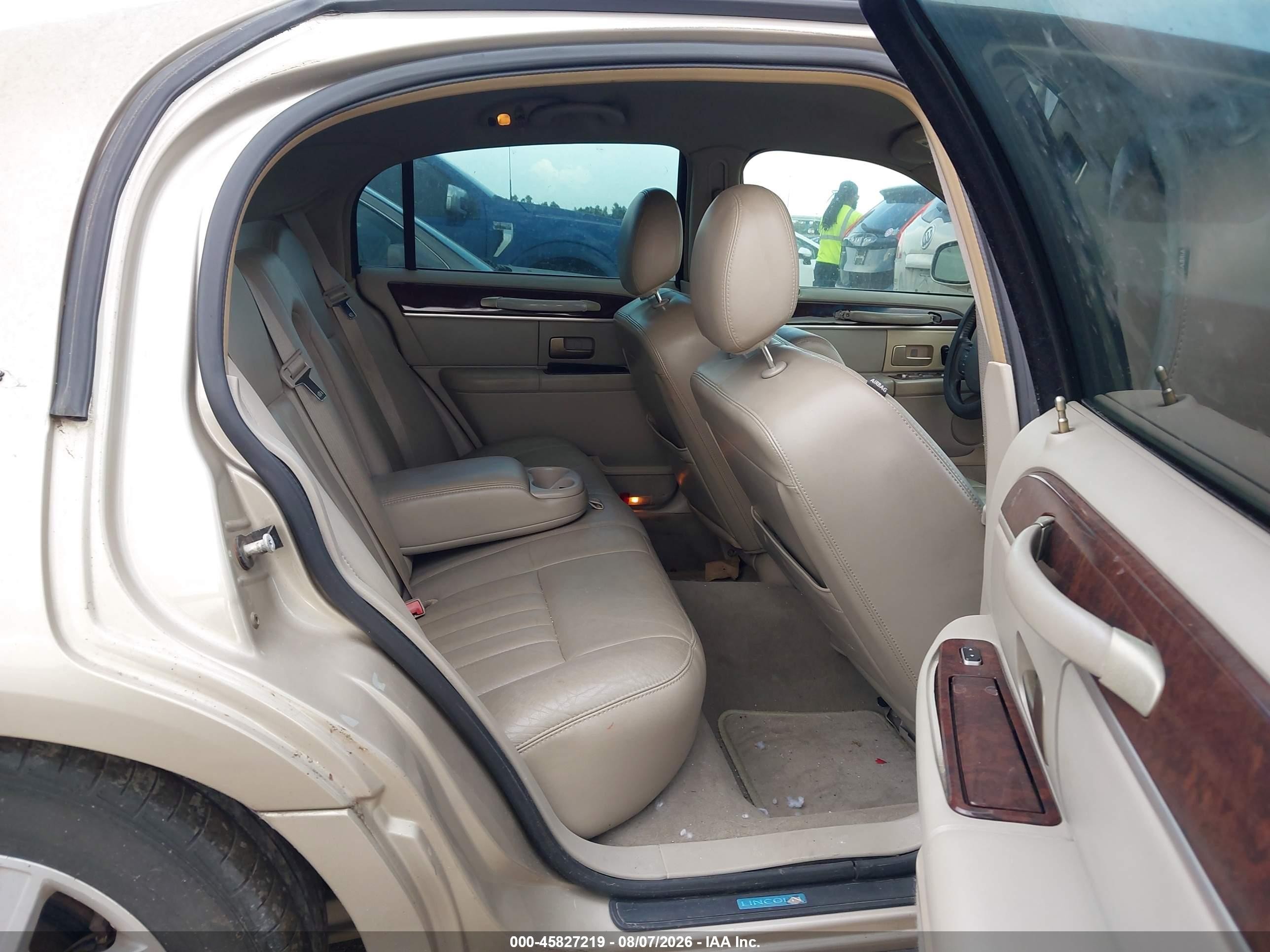2006 Lincoln Town Car Signature Gold vin: 1LNHM81V26Y620189