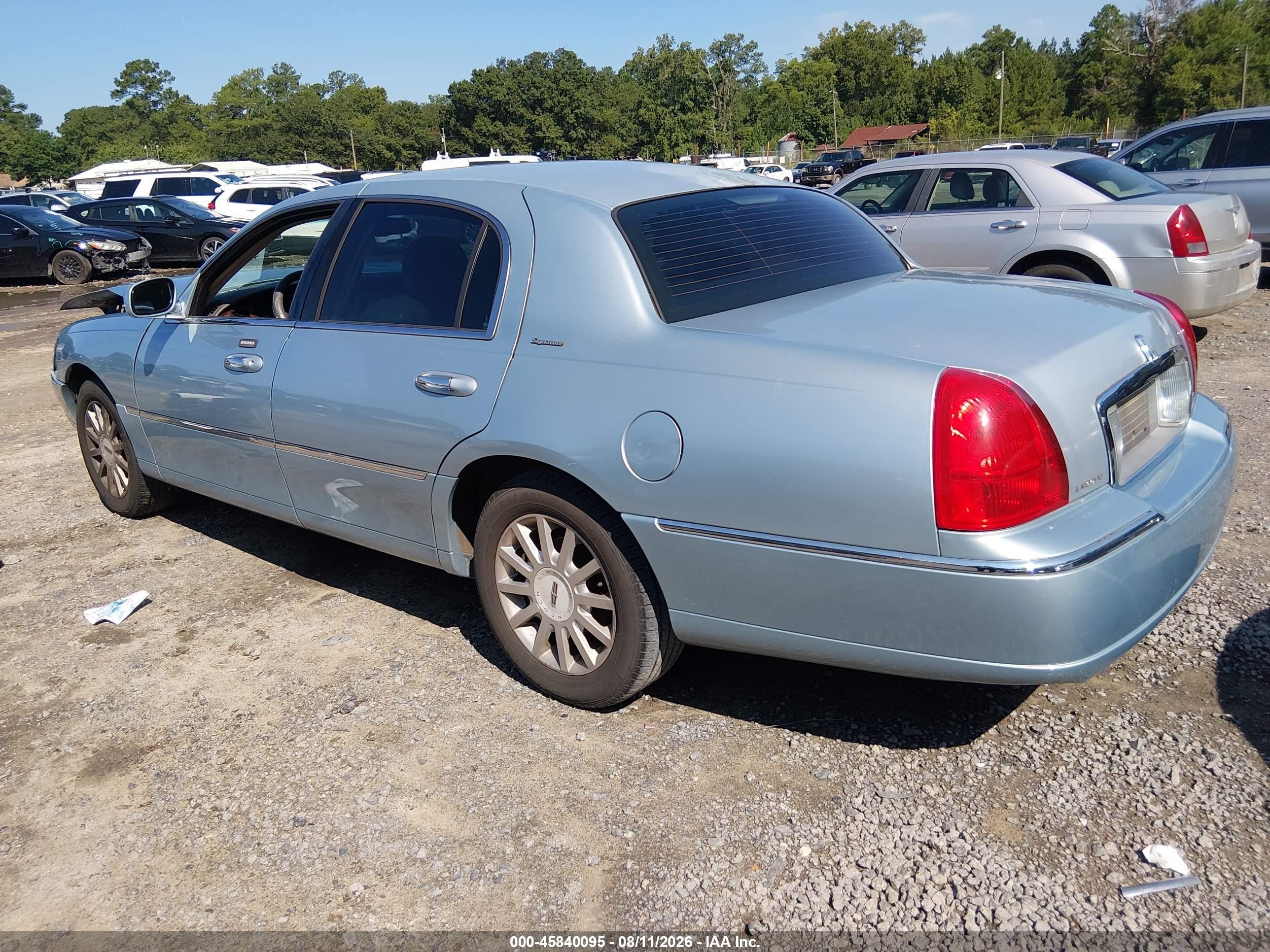 2007 Lincoln Town Car Signature Light Blue vin: 1LNHM81V27Y604446