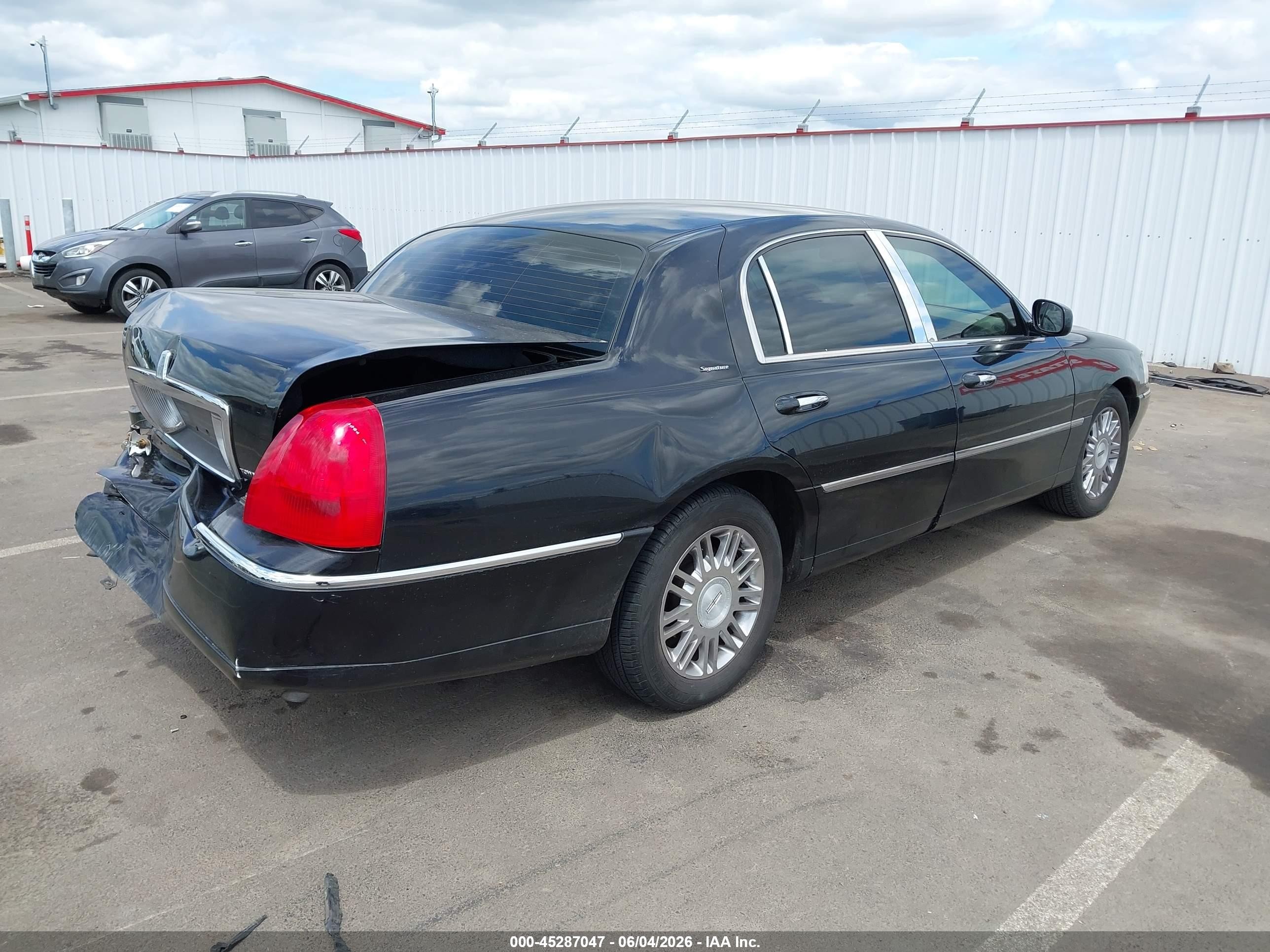 2006 Lincoln Town Car Signature Black vin: 1LNHM81V36Y617673