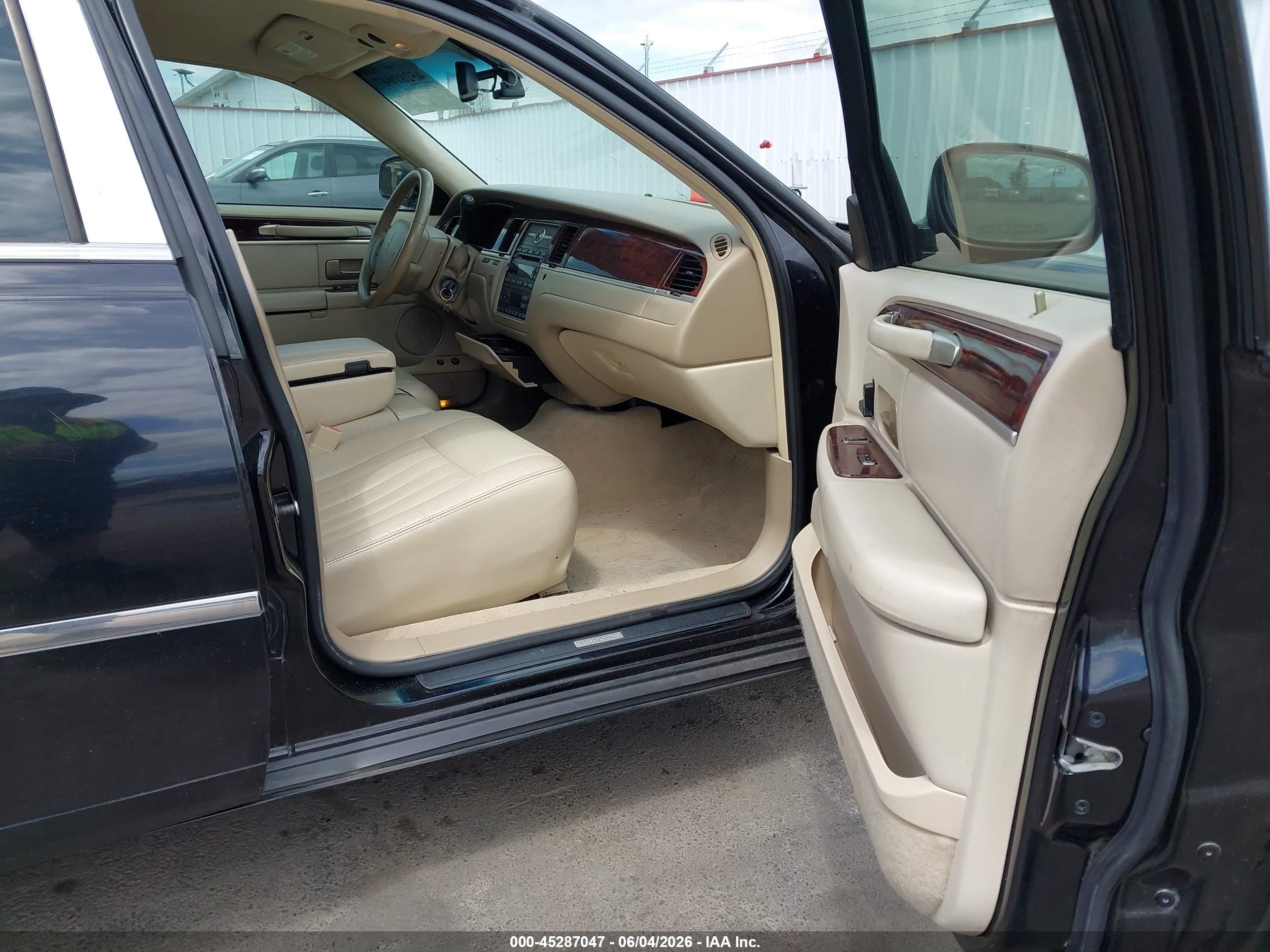 2006 Lincoln Town Car Signature Black vin: 1LNHM81V36Y617673
