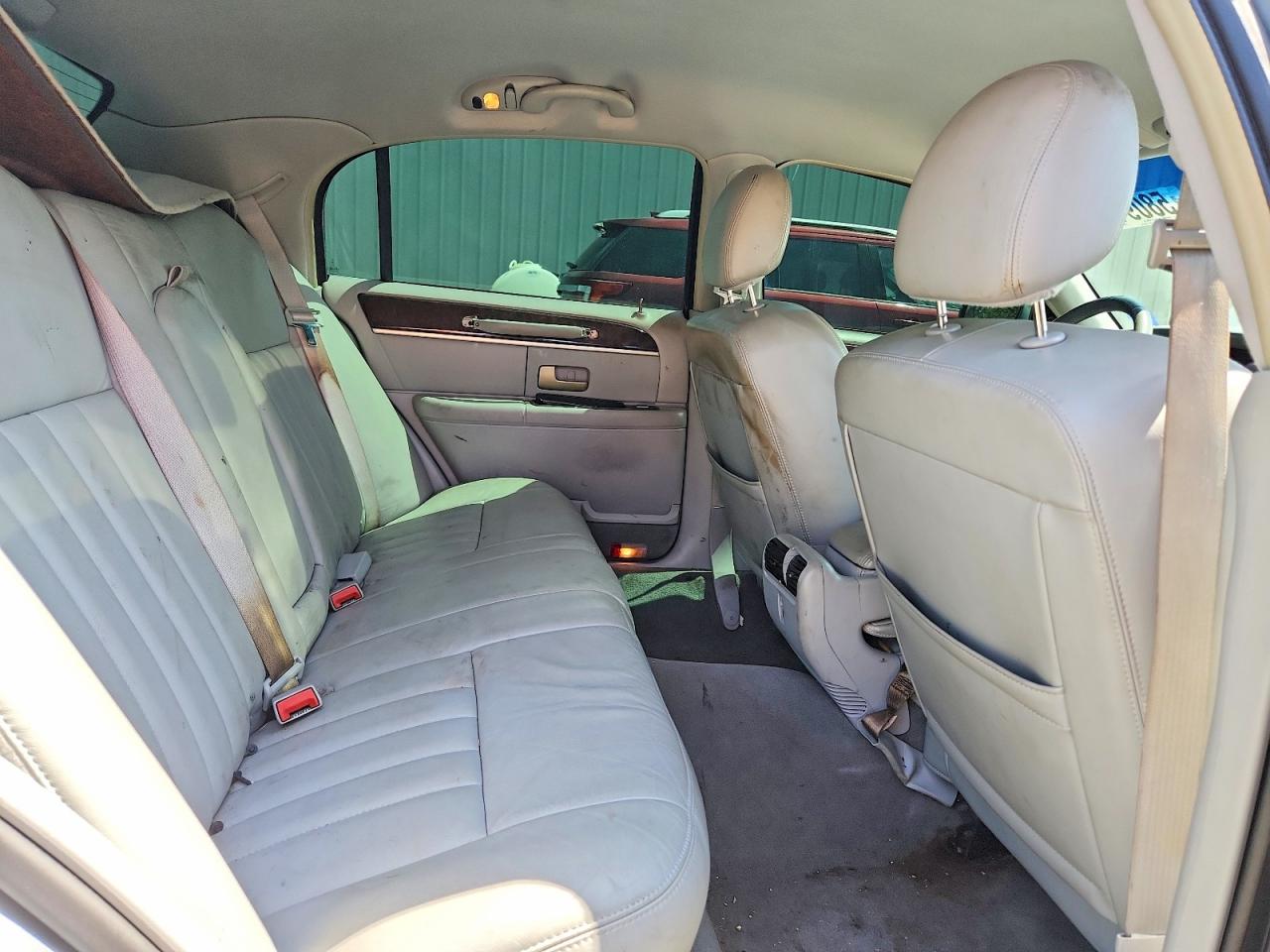 2006 Lincoln Town Car Signature Silver vin: 1LNHM81V36Y623392