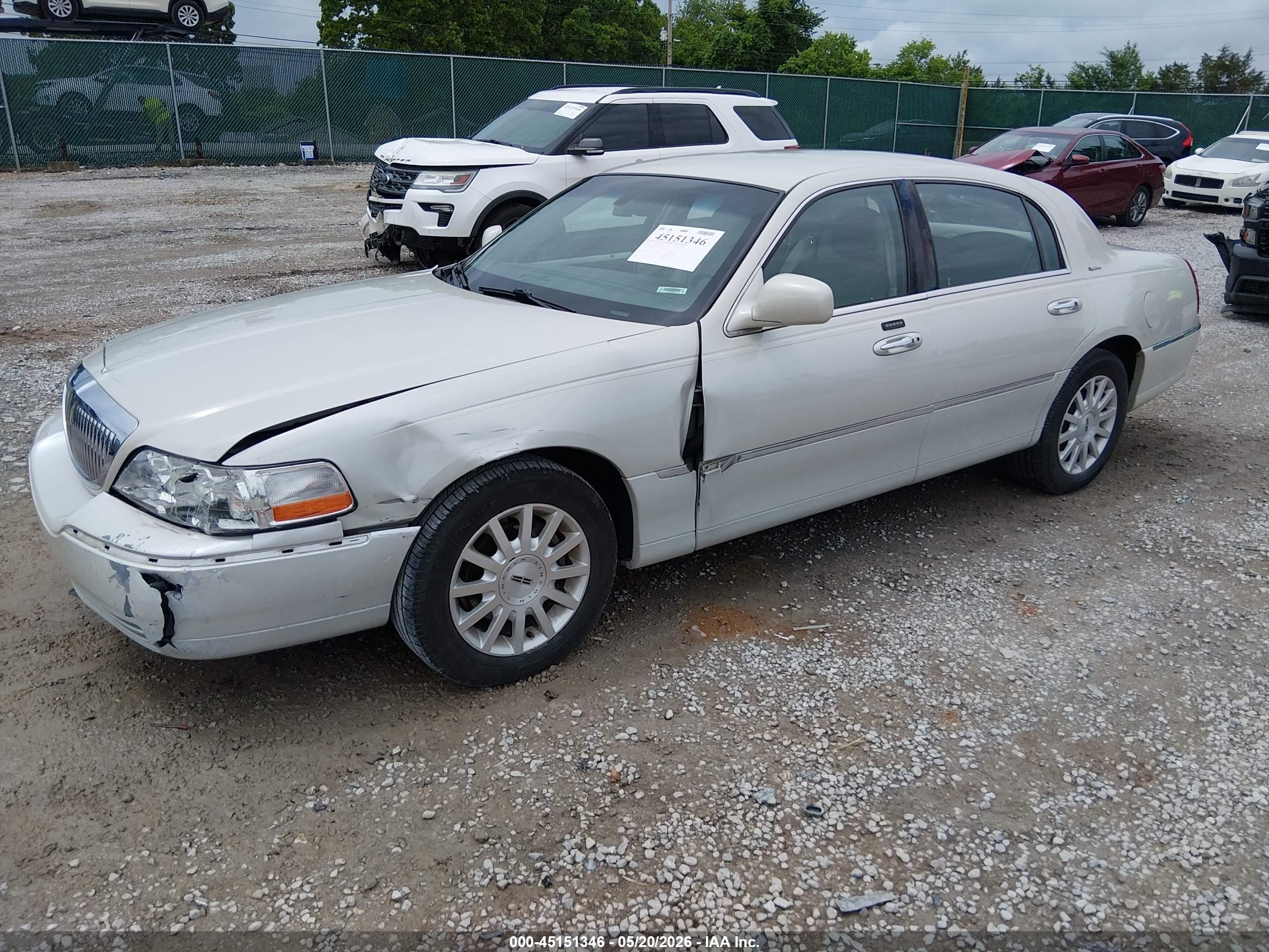 2007 Lincoln Town Car Signature White vin: 1LNHM81V37Y613012