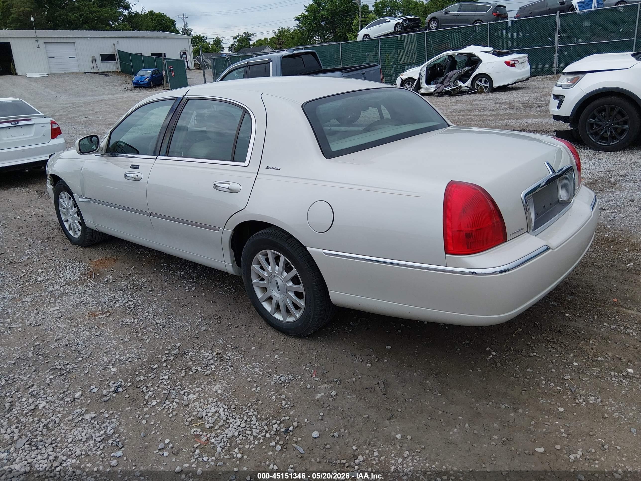 2007 Lincoln Town Car Signature White vin: 1LNHM81V37Y613012