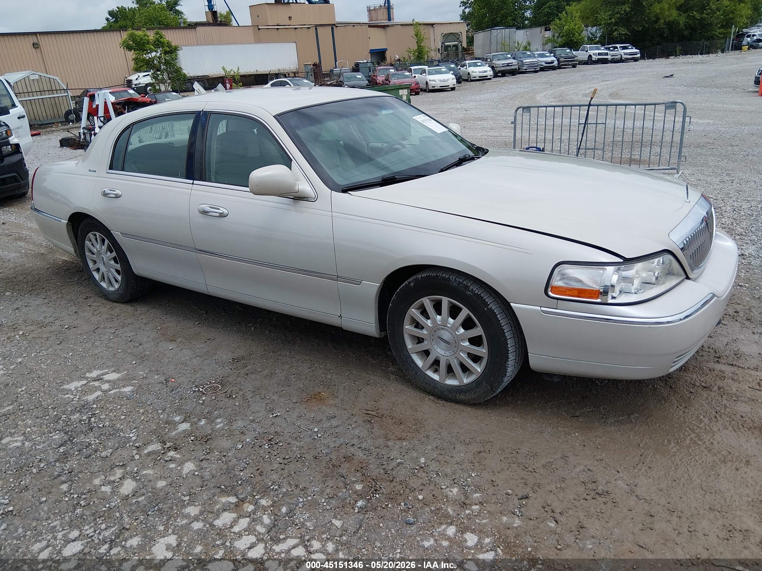 2007 Lincoln Town Car Signature White vin: 1LNHM81V37Y613012