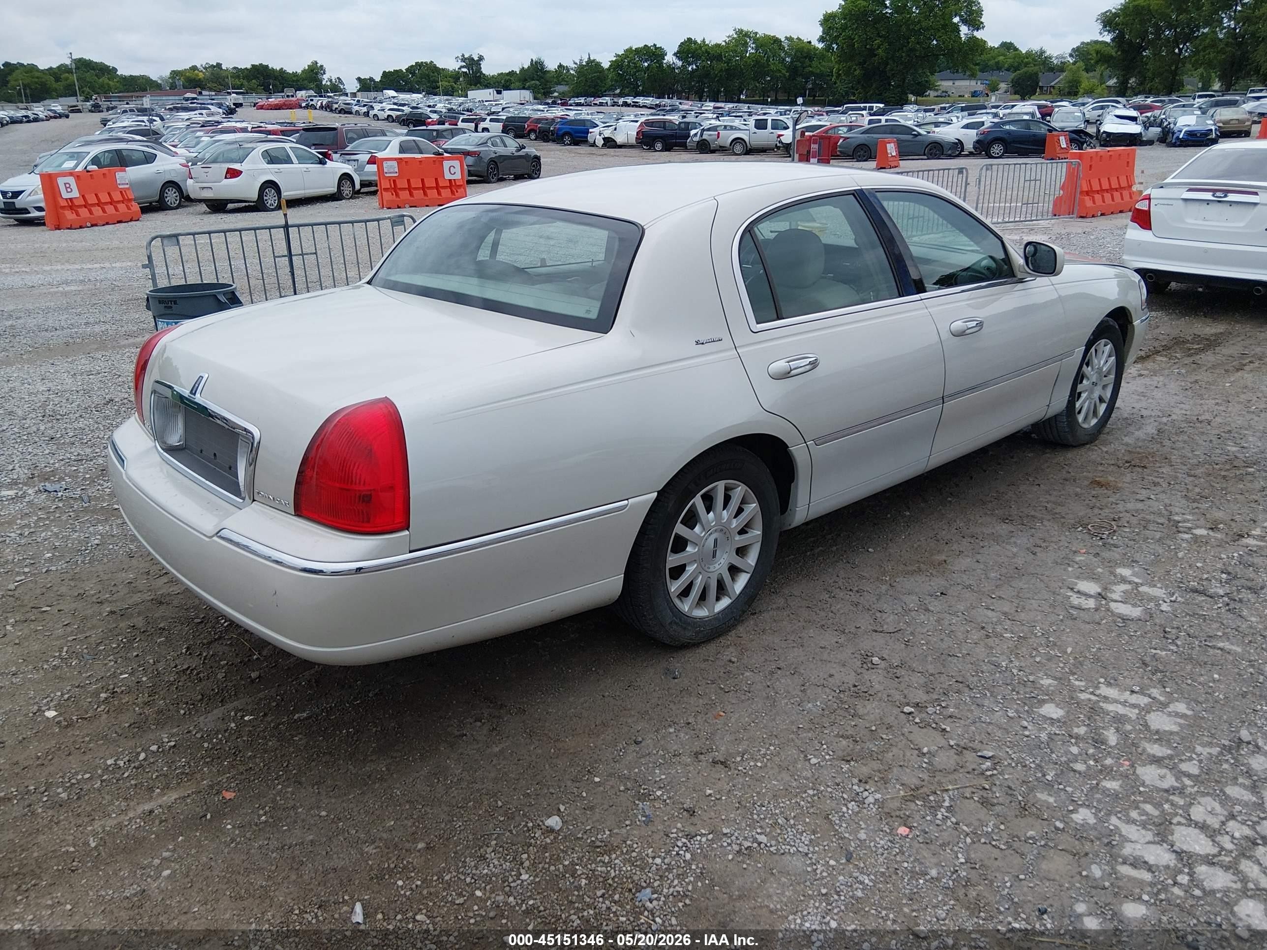2007 Lincoln Town Car Signature White vin: 1LNHM81V37Y613012