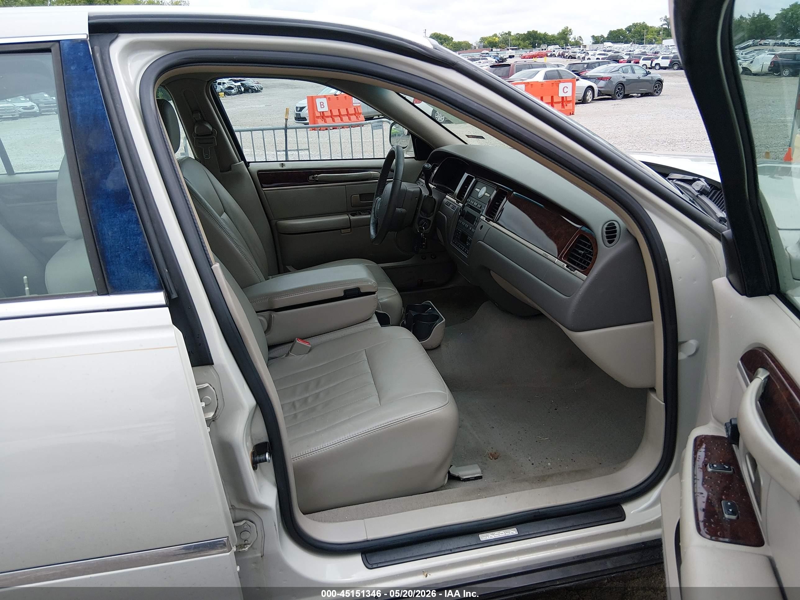 2007 Lincoln Town Car Signature White vin: 1LNHM81V37Y613012