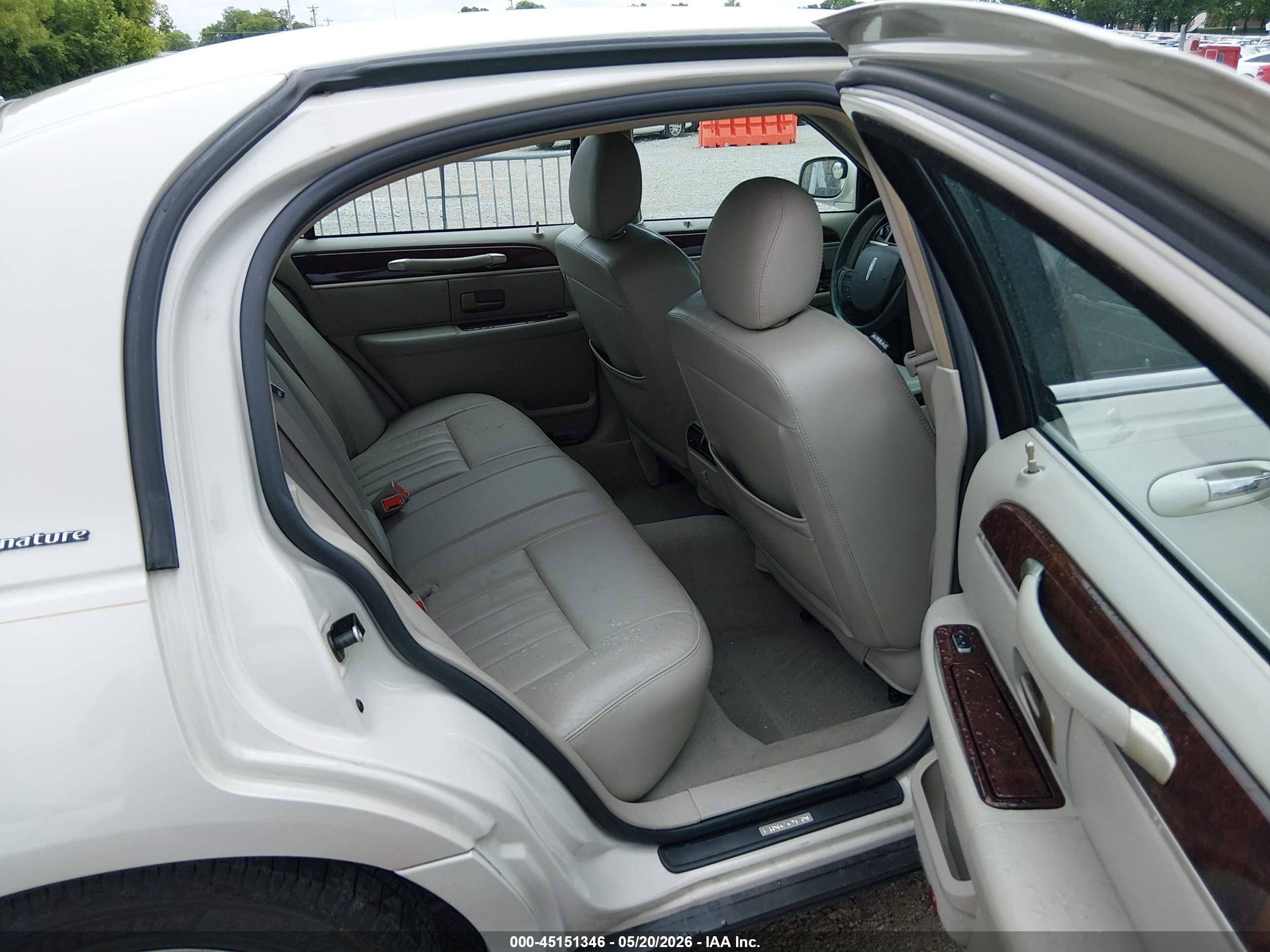 2007 Lincoln Town Car Signature White vin: 1LNHM81V37Y613012