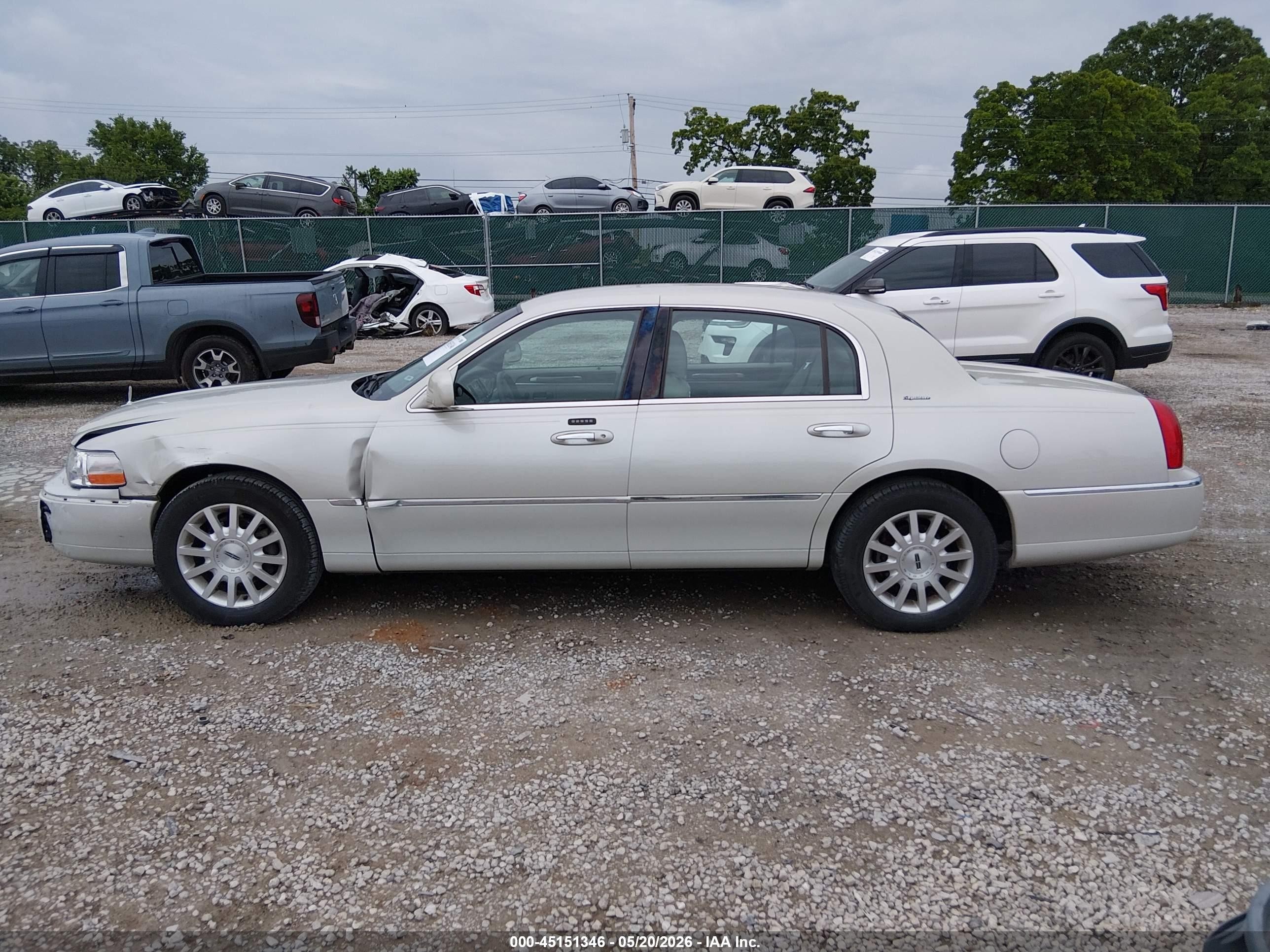 2007 Lincoln Town Car Signature White vin: 1LNHM81V37Y613012