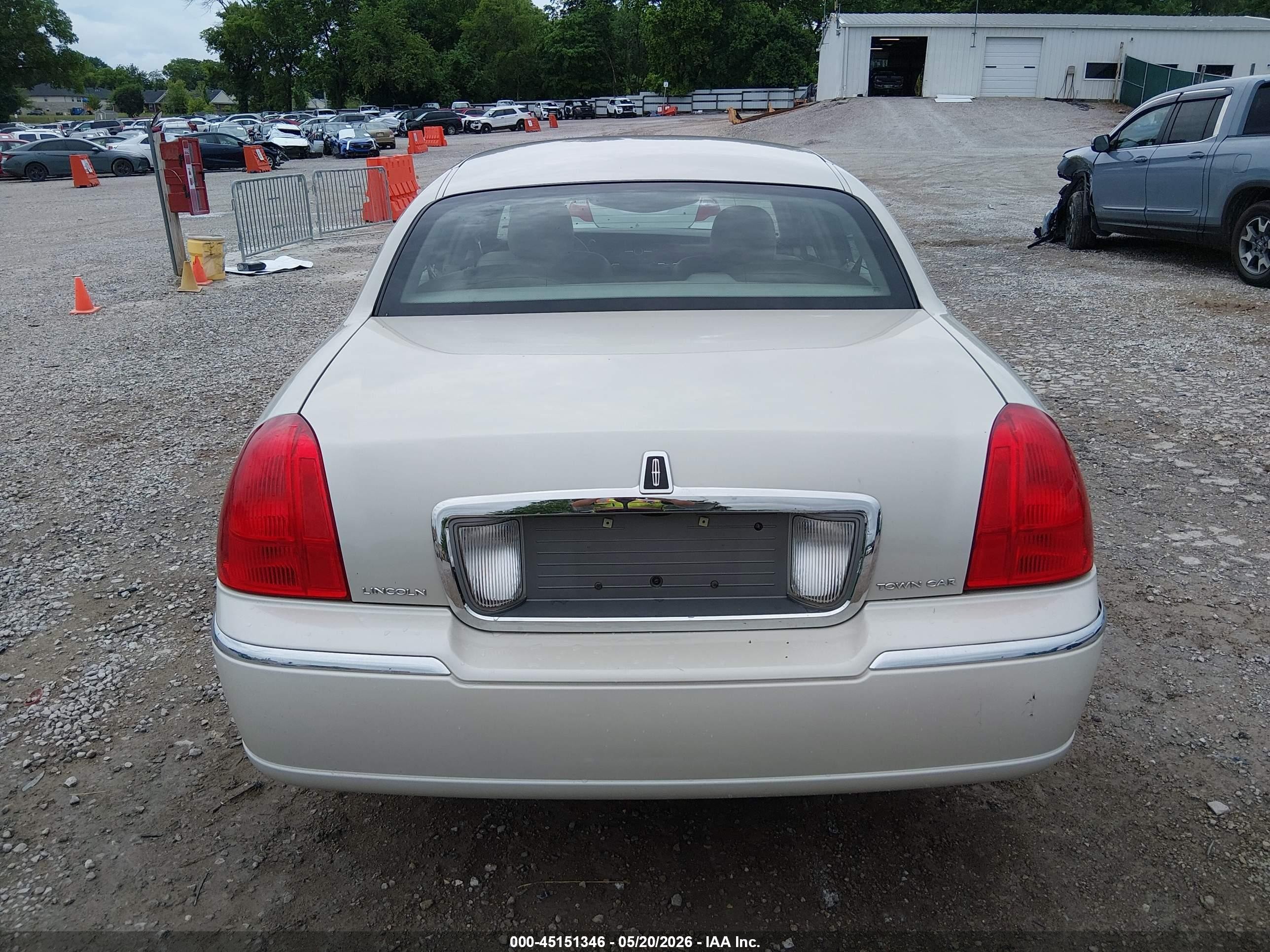 2007 Lincoln Town Car Signature White vin: 1LNHM81V37Y613012