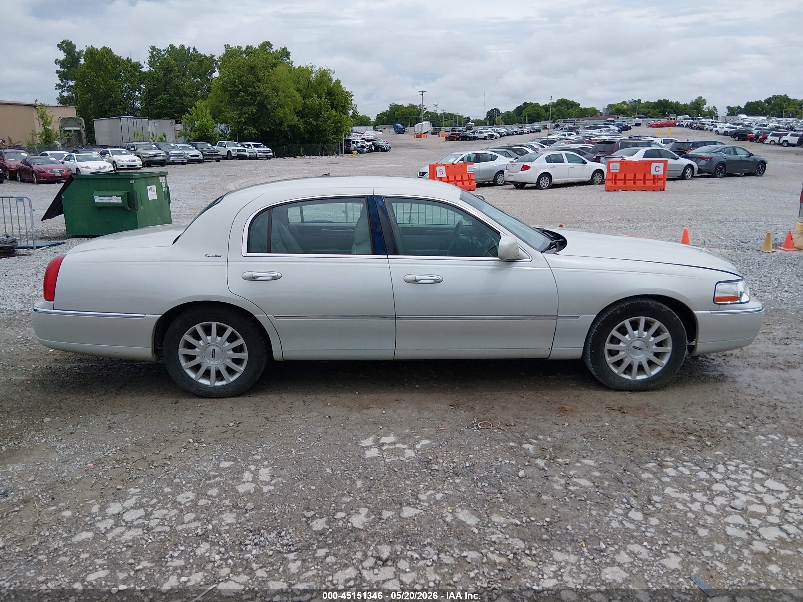 2007 Lincoln Town Car Signature White vin: 1LNHM81V37Y613012
